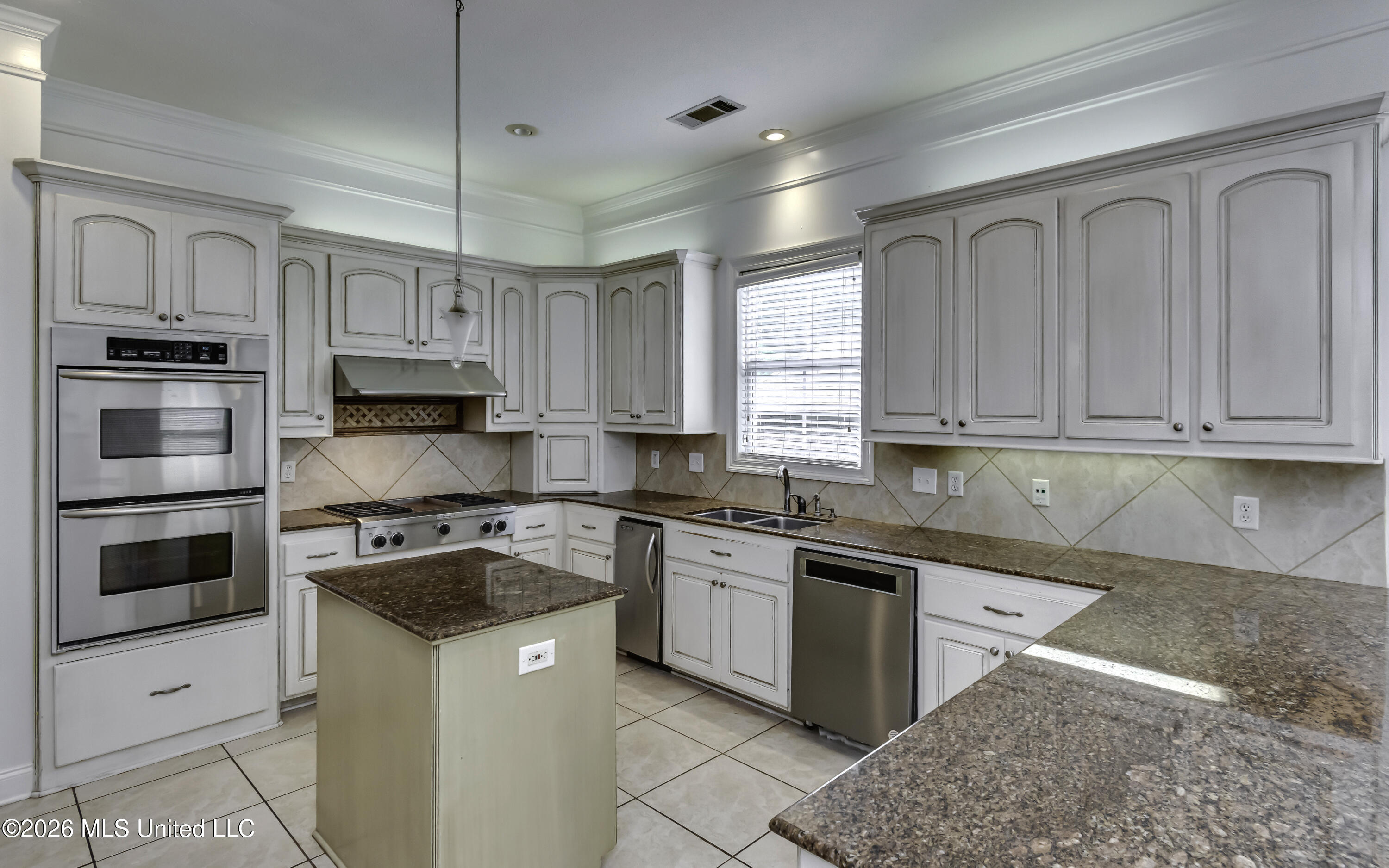 401 Kingsbridge Road Property Photo 25