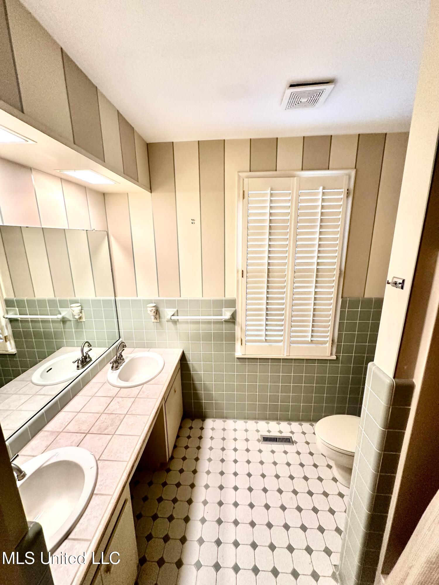 400 Charles Street Property Photo 28
