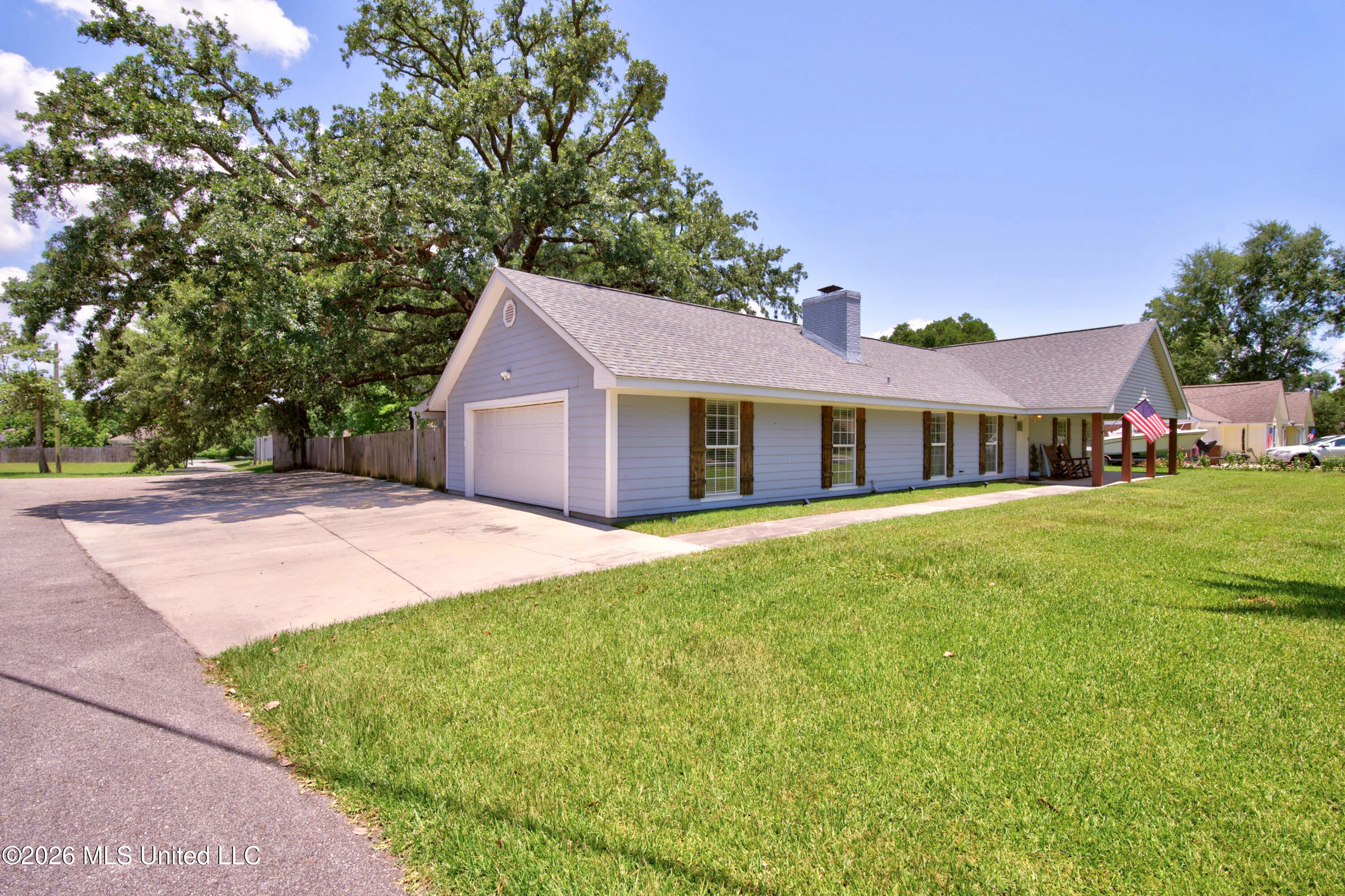 10415 Pin Oak Drive Property Photo 4