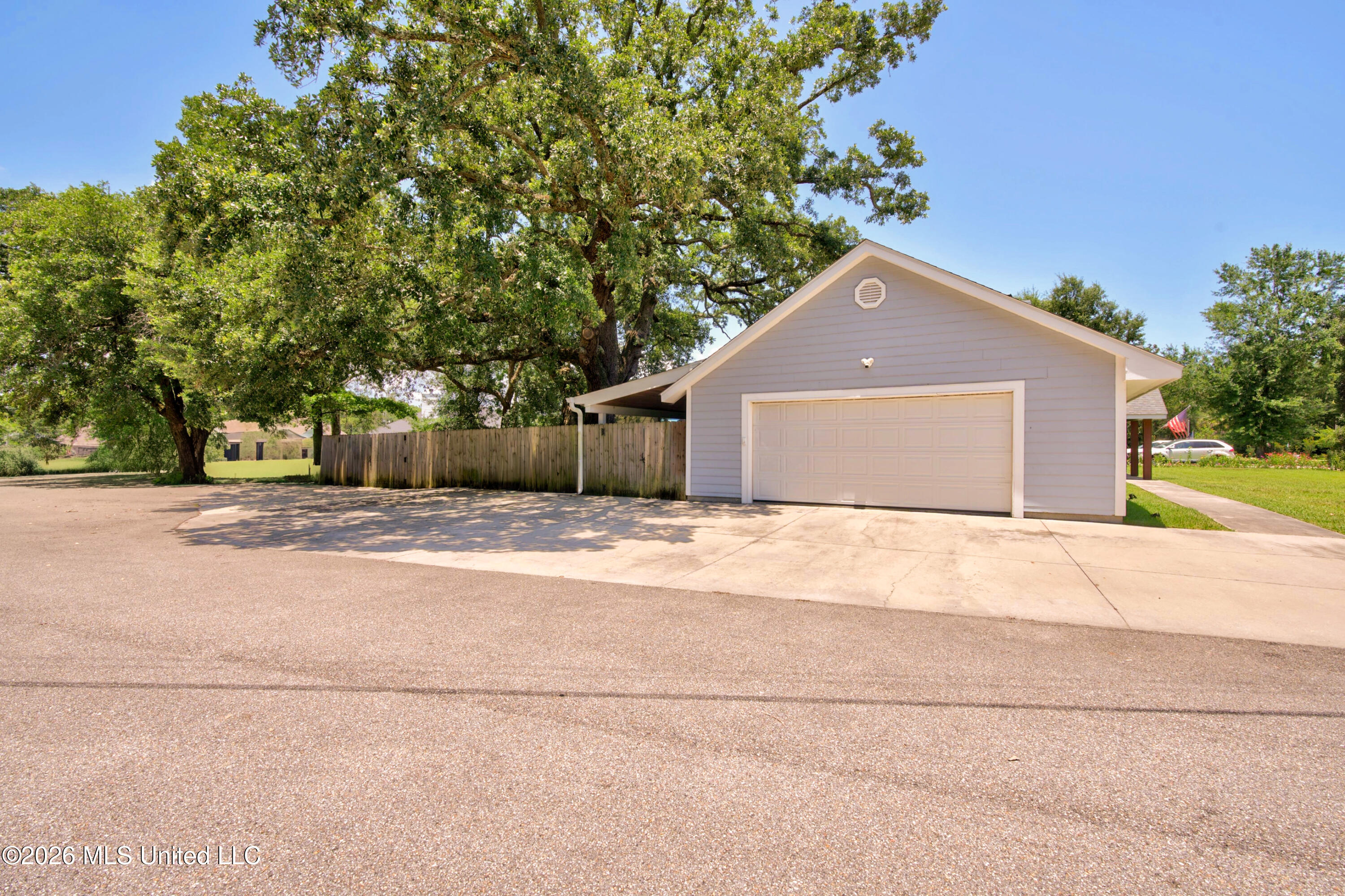 10415 Pin Oak Drive Property Photo 5
