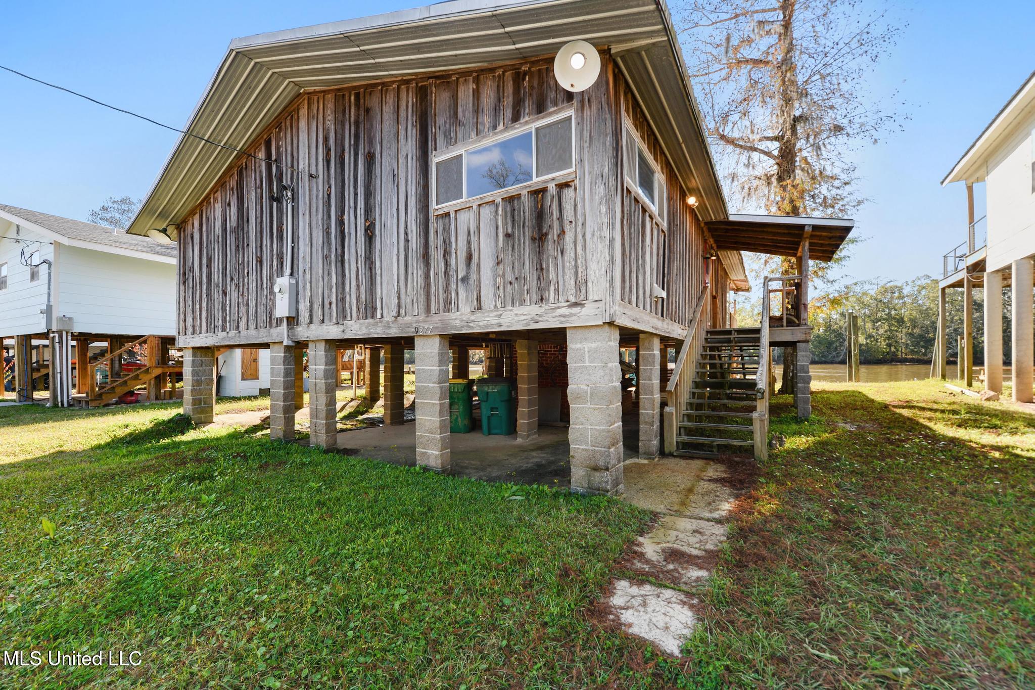 9277 Riverlodge Drive Property Photo 3