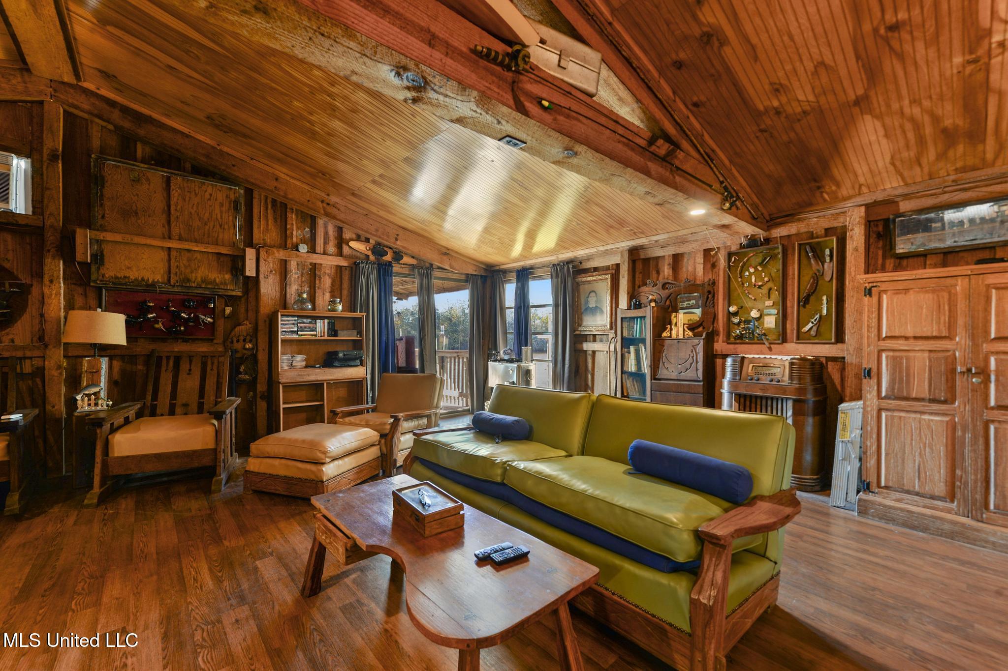9277 Riverlodge Drive Property Photo 13
