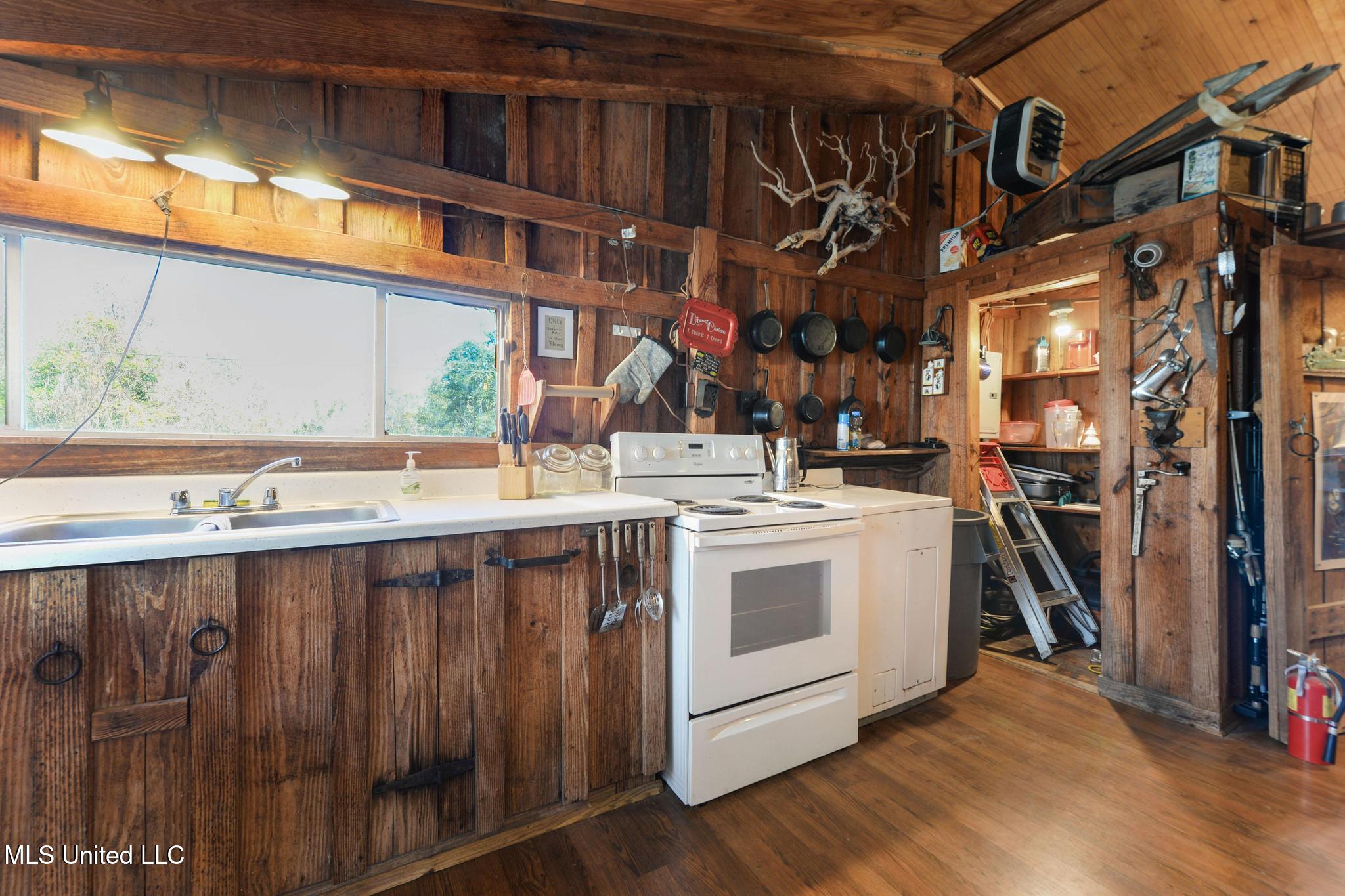 9277 Riverlodge Drive Property Photo 17