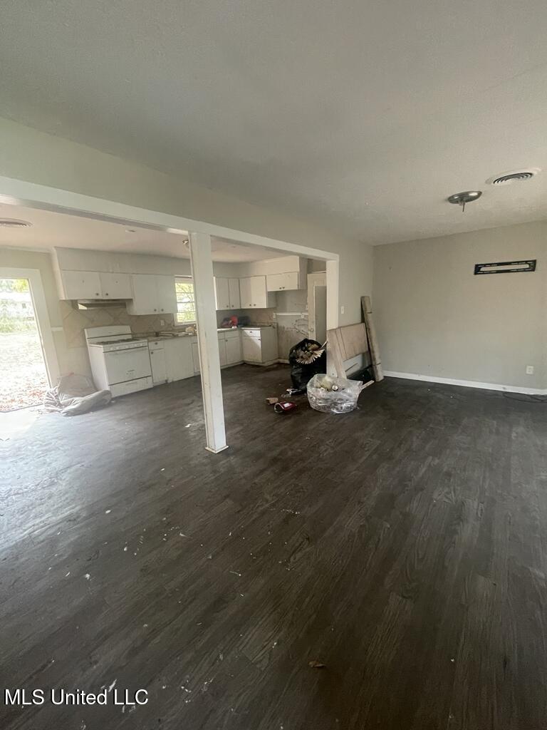1043 Deryll Street Property Photo 2