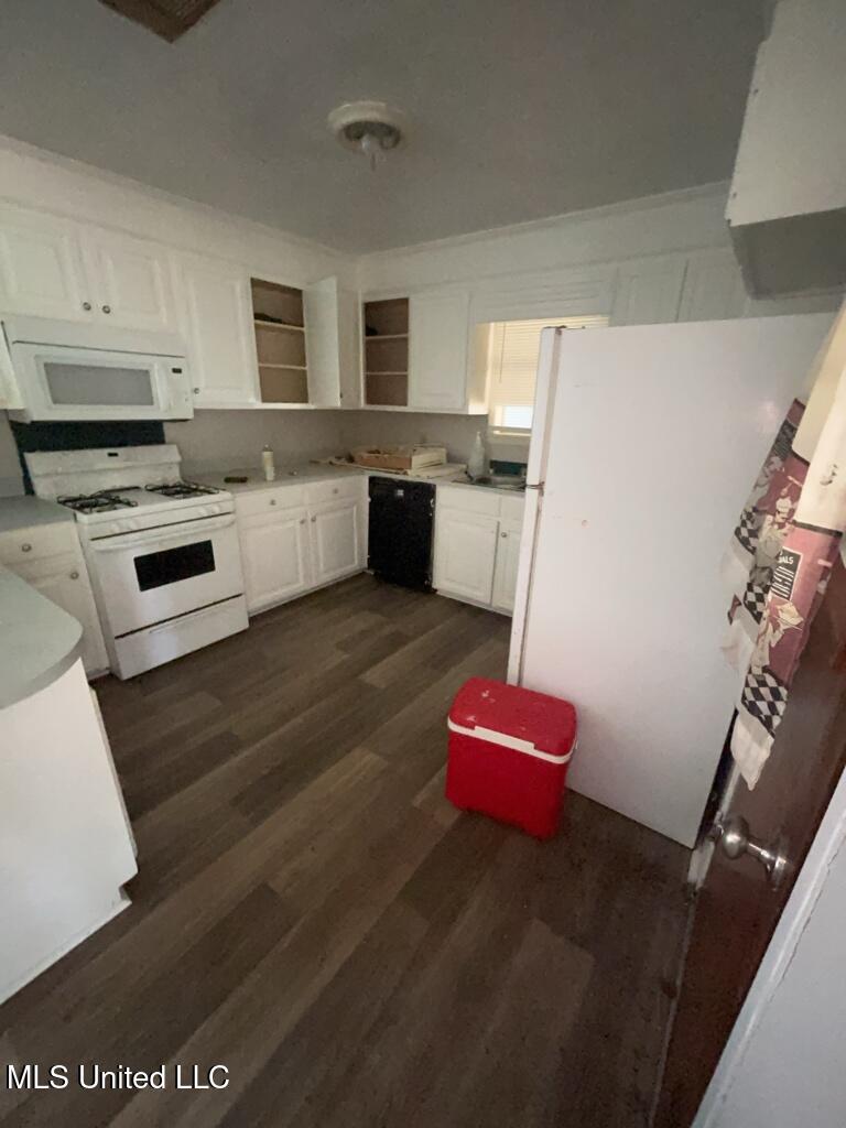 3323 Longwood Drive Property Photo 3
