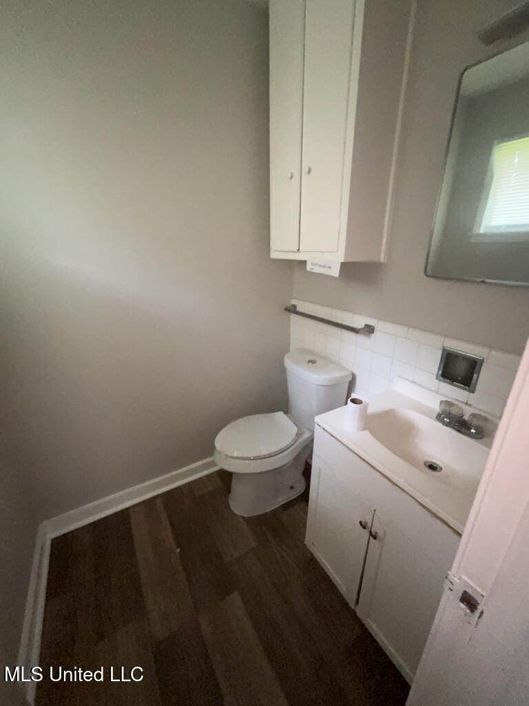 3323 Longwood Drive Property Photo 6