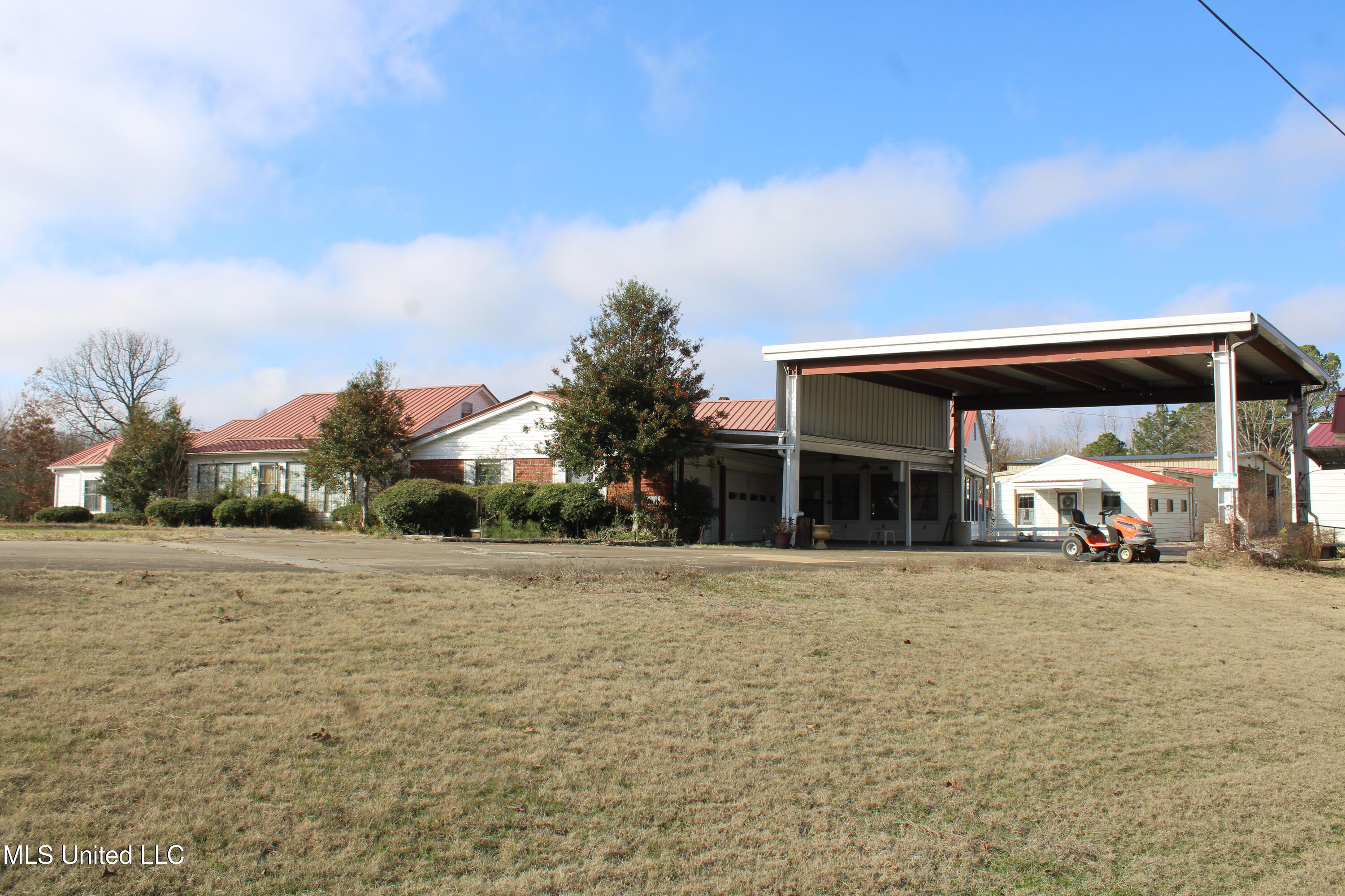 76 Peach Tree Road Property Photo 5