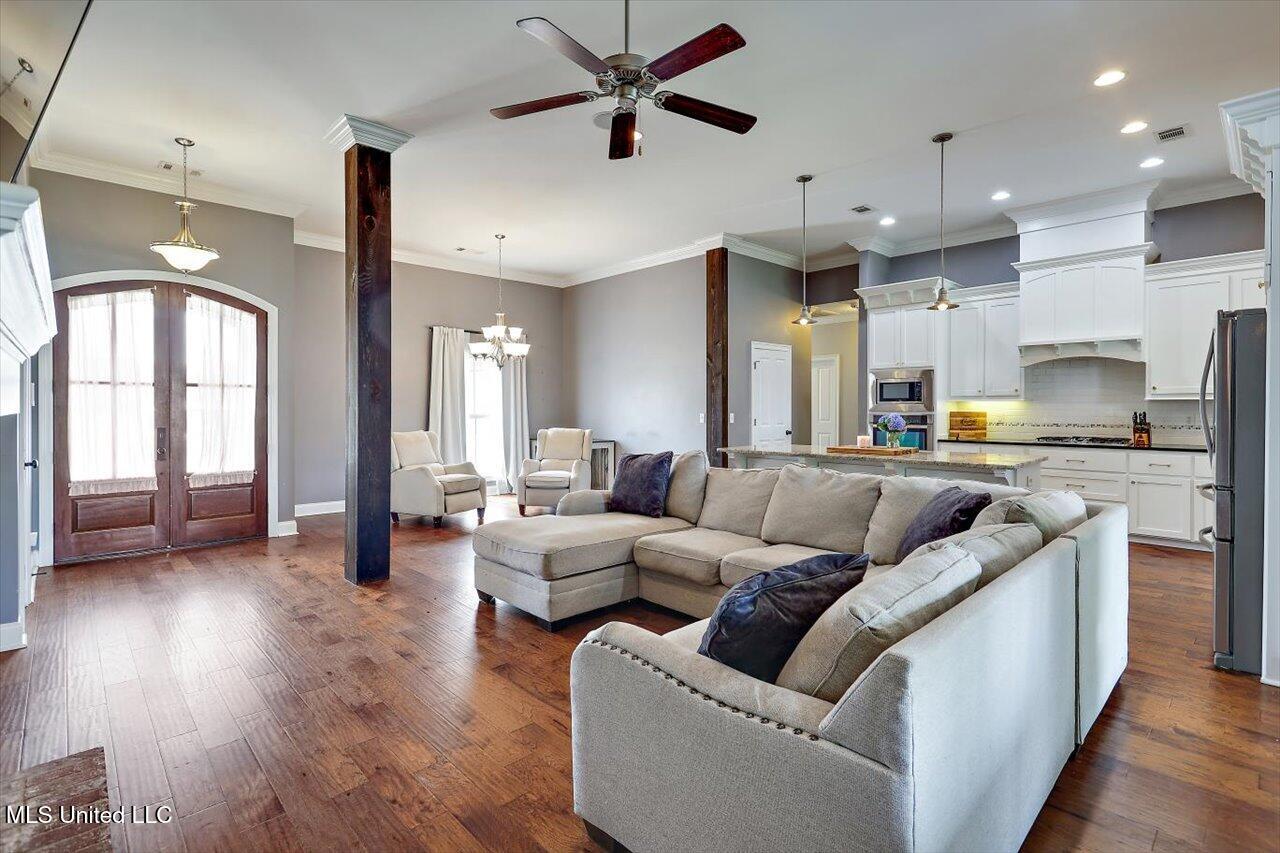 153 Hampton Hills Boulevard Property Photo 4