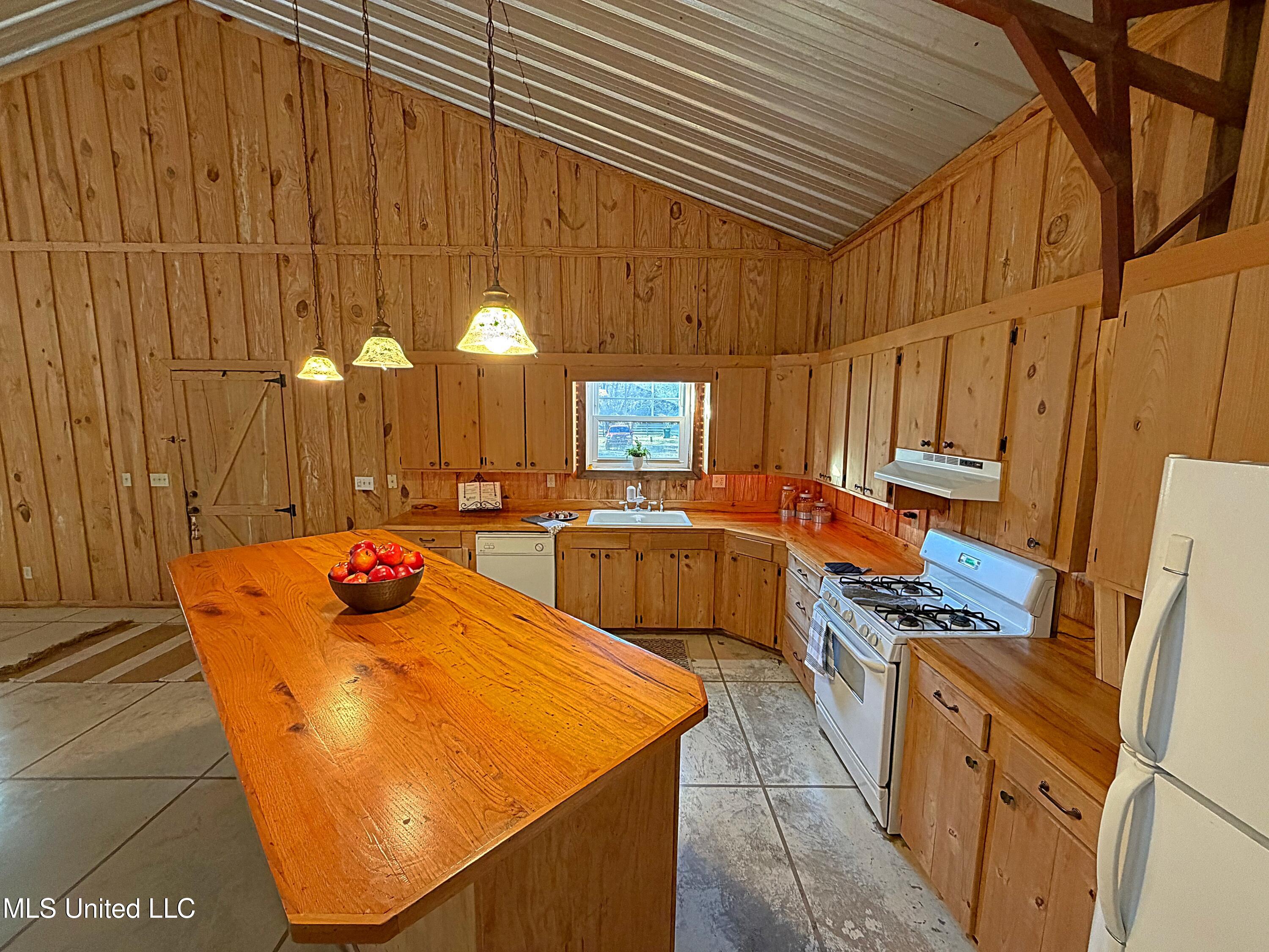1530 N Highway 35 Property Photo 10