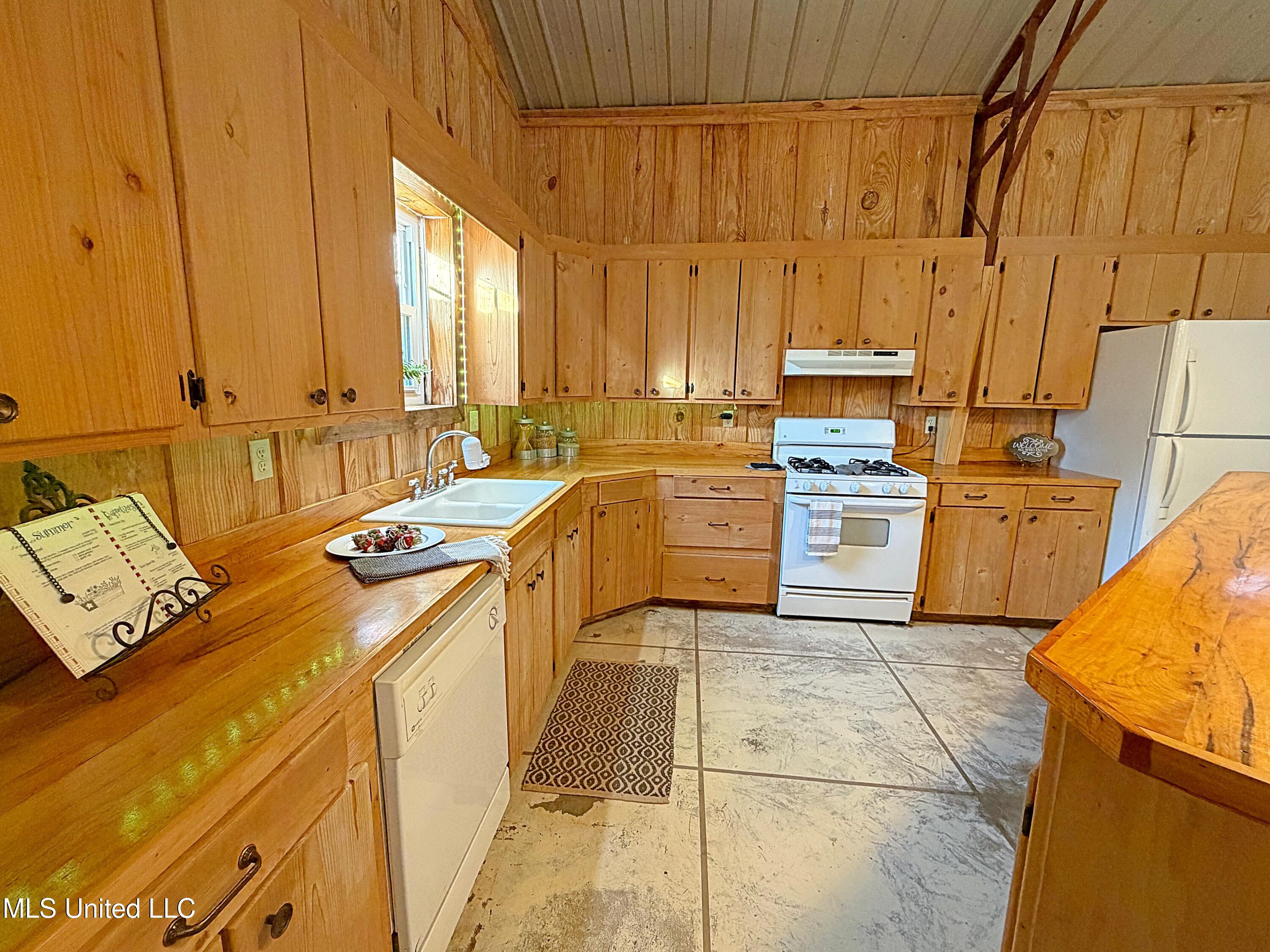 1530 N Highway 35 Property Photo 11