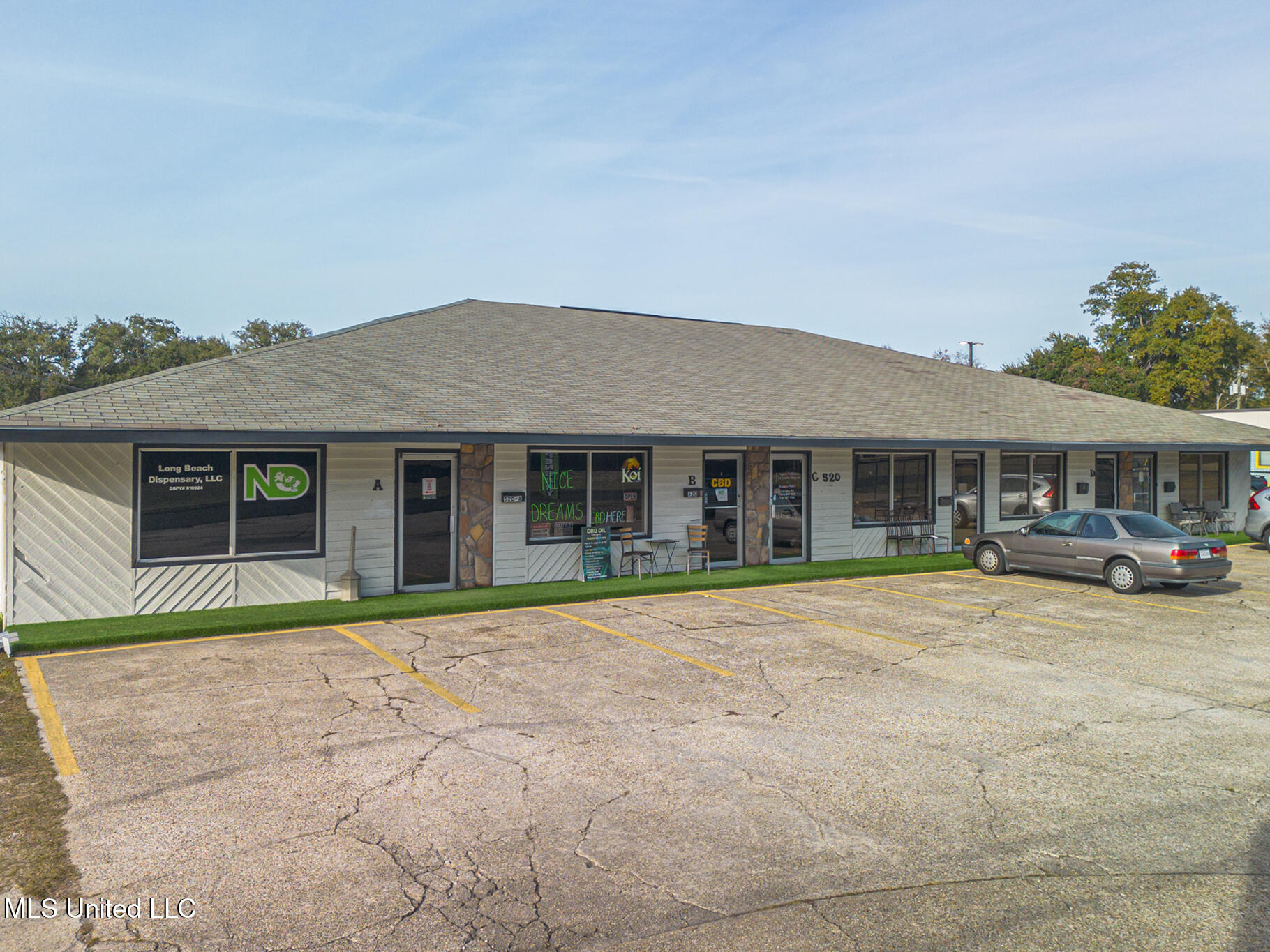 520 E Railroad Street Property Photo 1