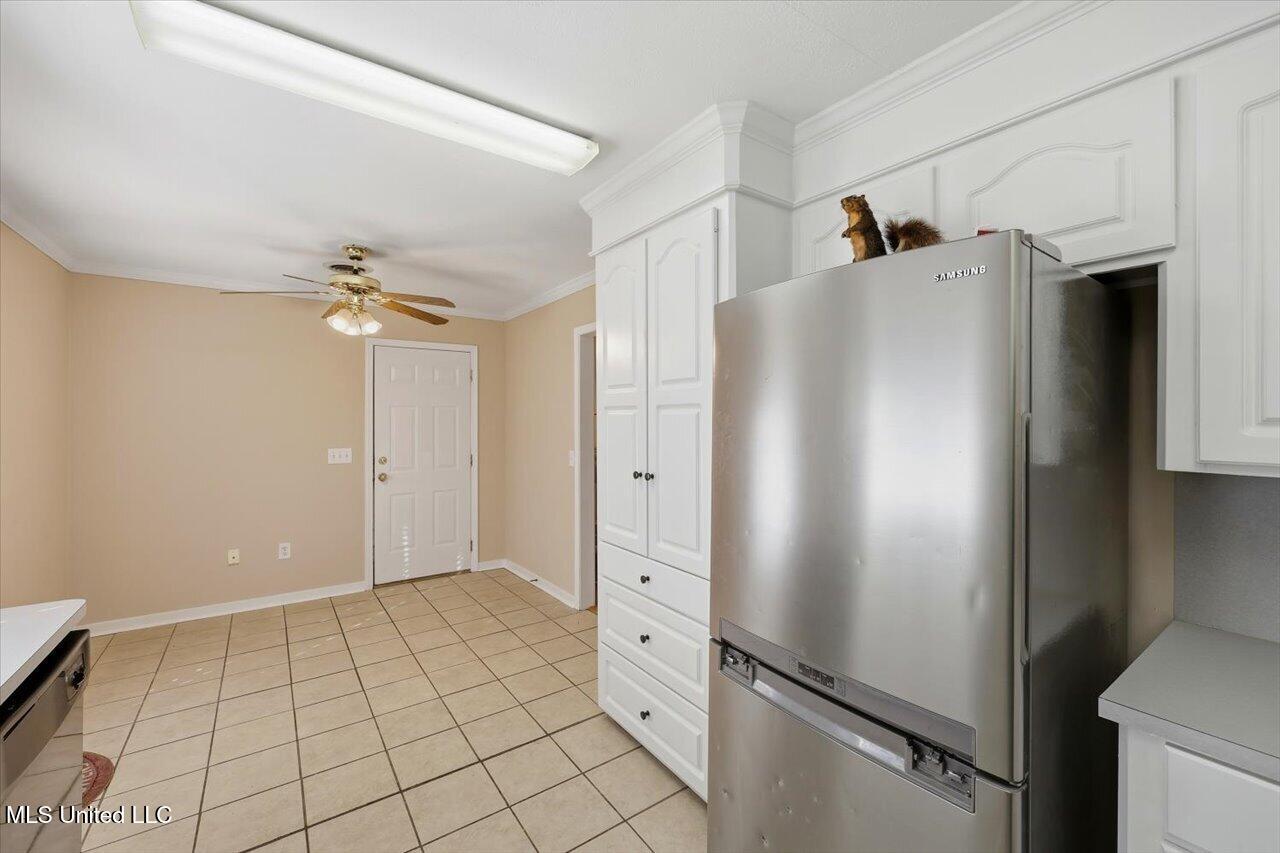 402 N Twin Property Photo 11