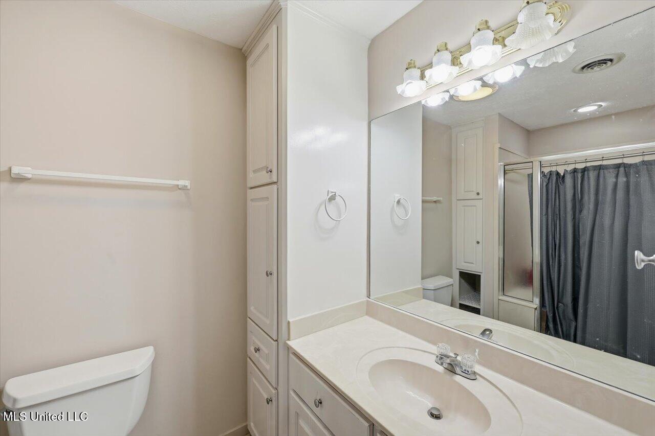 402 N Twin Property Photo 17