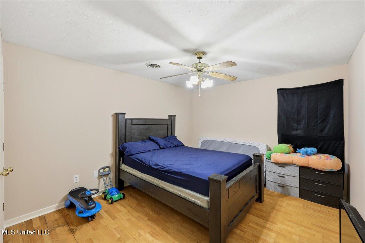 402 N Twin Property Photo 19