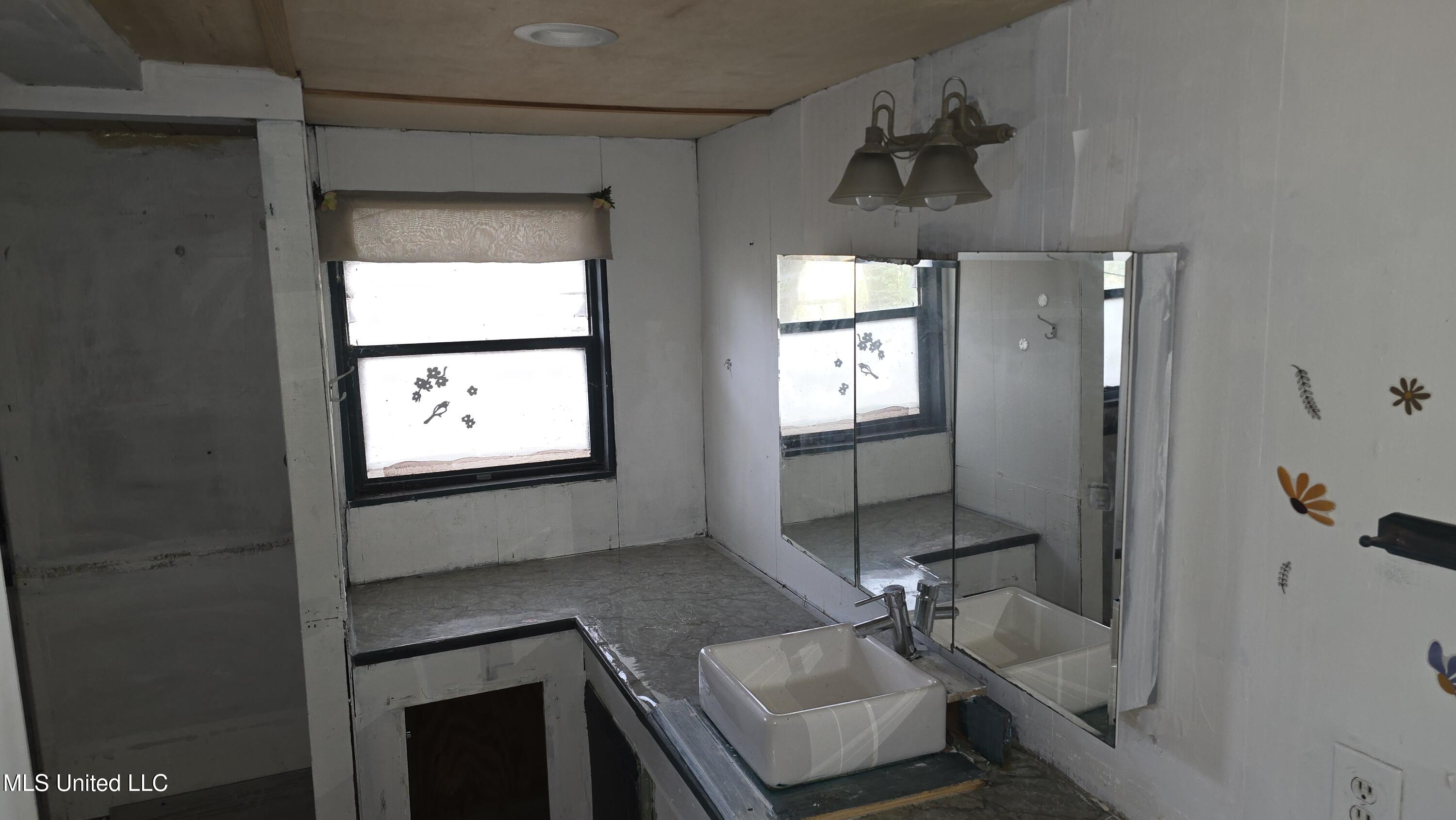 6427 Highway 33 Property Photo 8