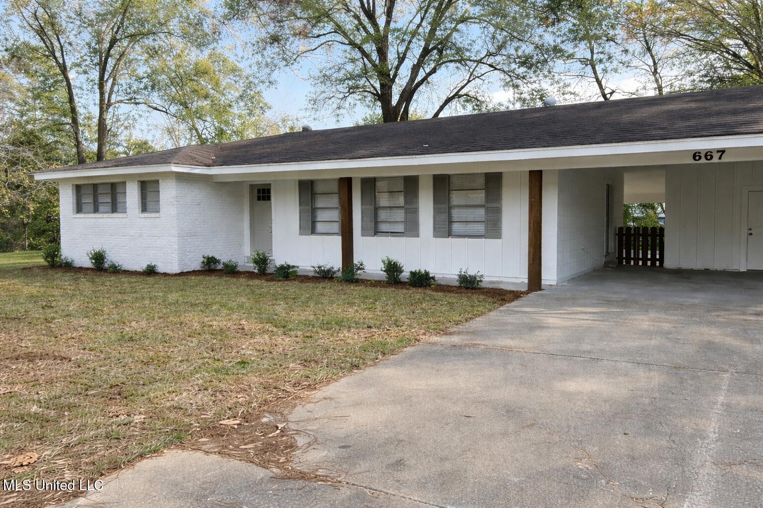 667 Reddoch Drive Property Photo 1