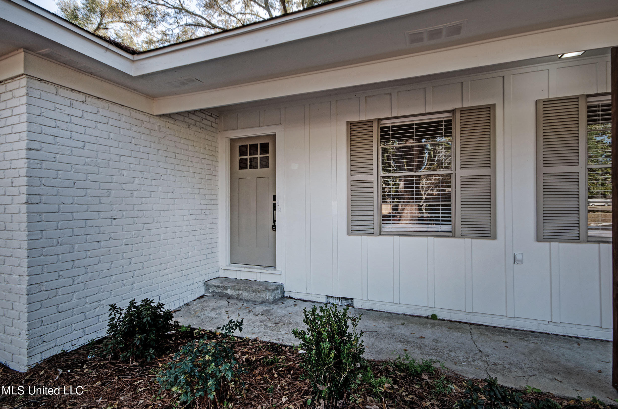 667 Reddoch Drive Property Photo 2