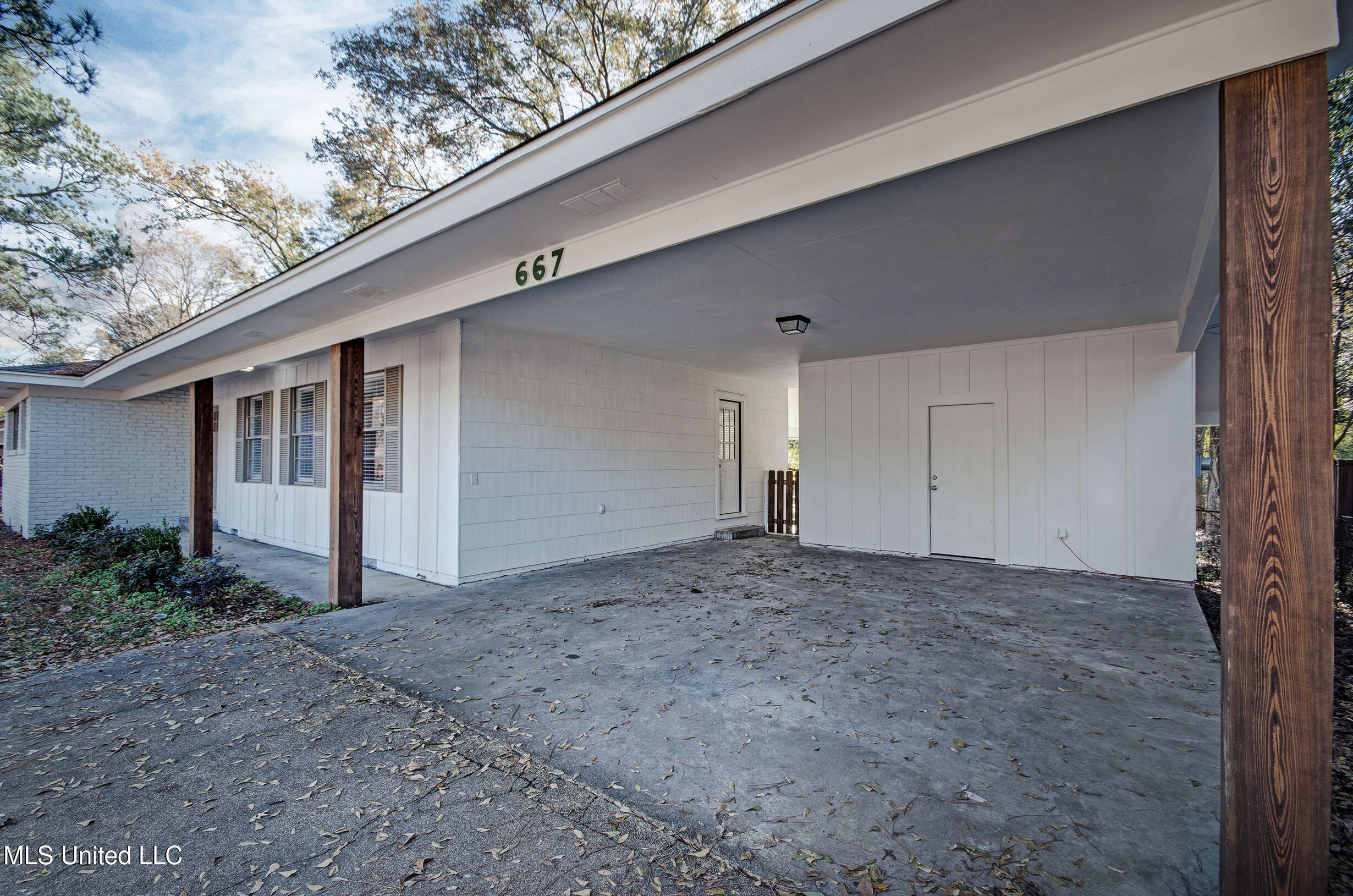 667 Reddoch Drive Property Photo 3