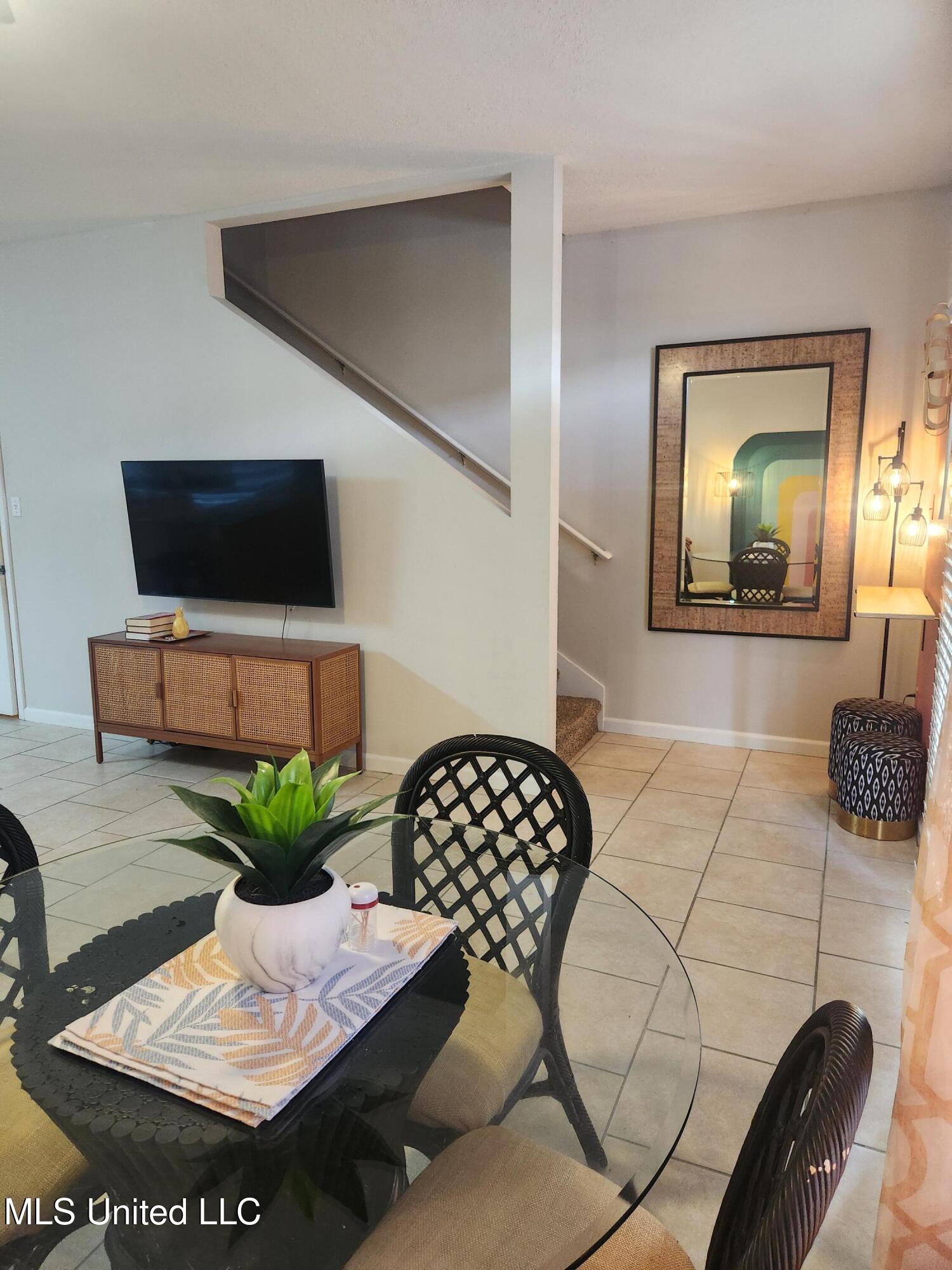 1120 A Century Oaks Drive Property Photo 4