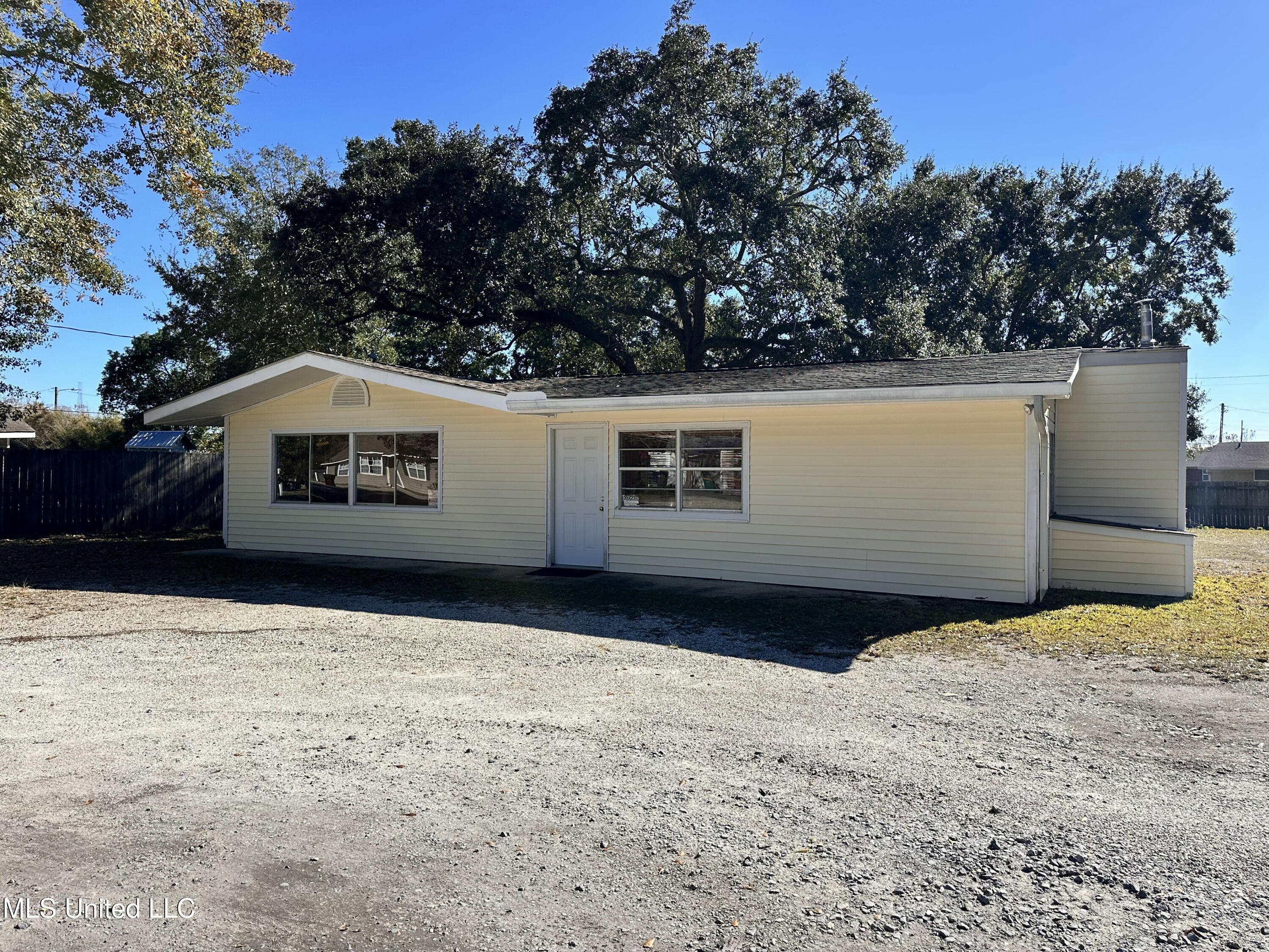 415 Old Pass Road Property Photo 3