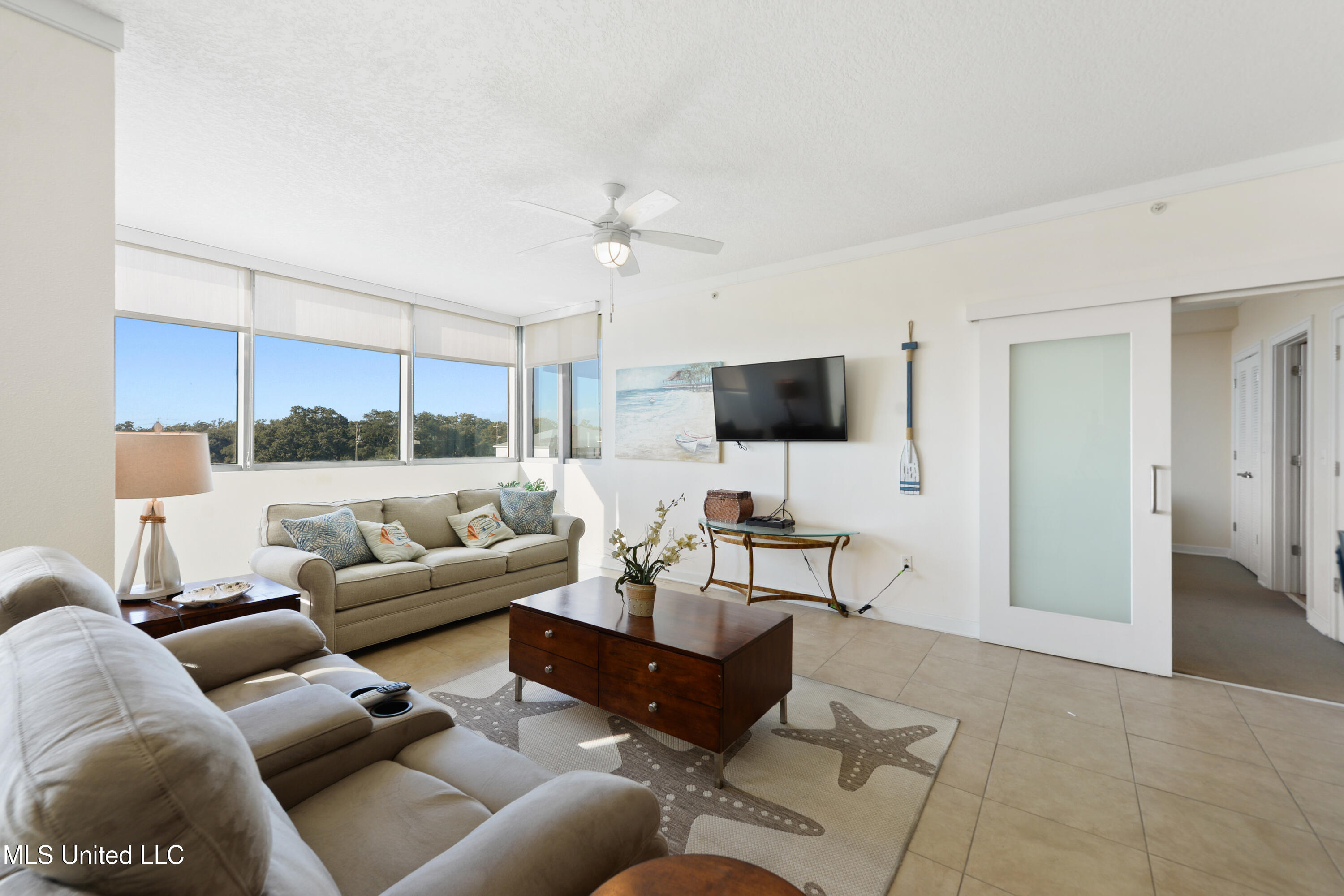 2060 Beach Boulevard Property Photo 8