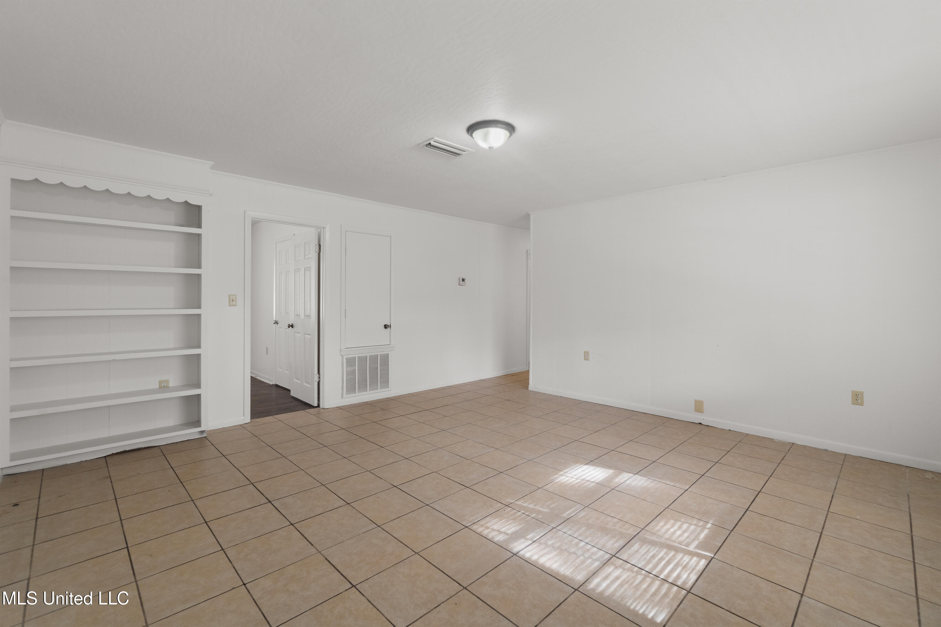 301 W Ray Drive Property Photo 2
