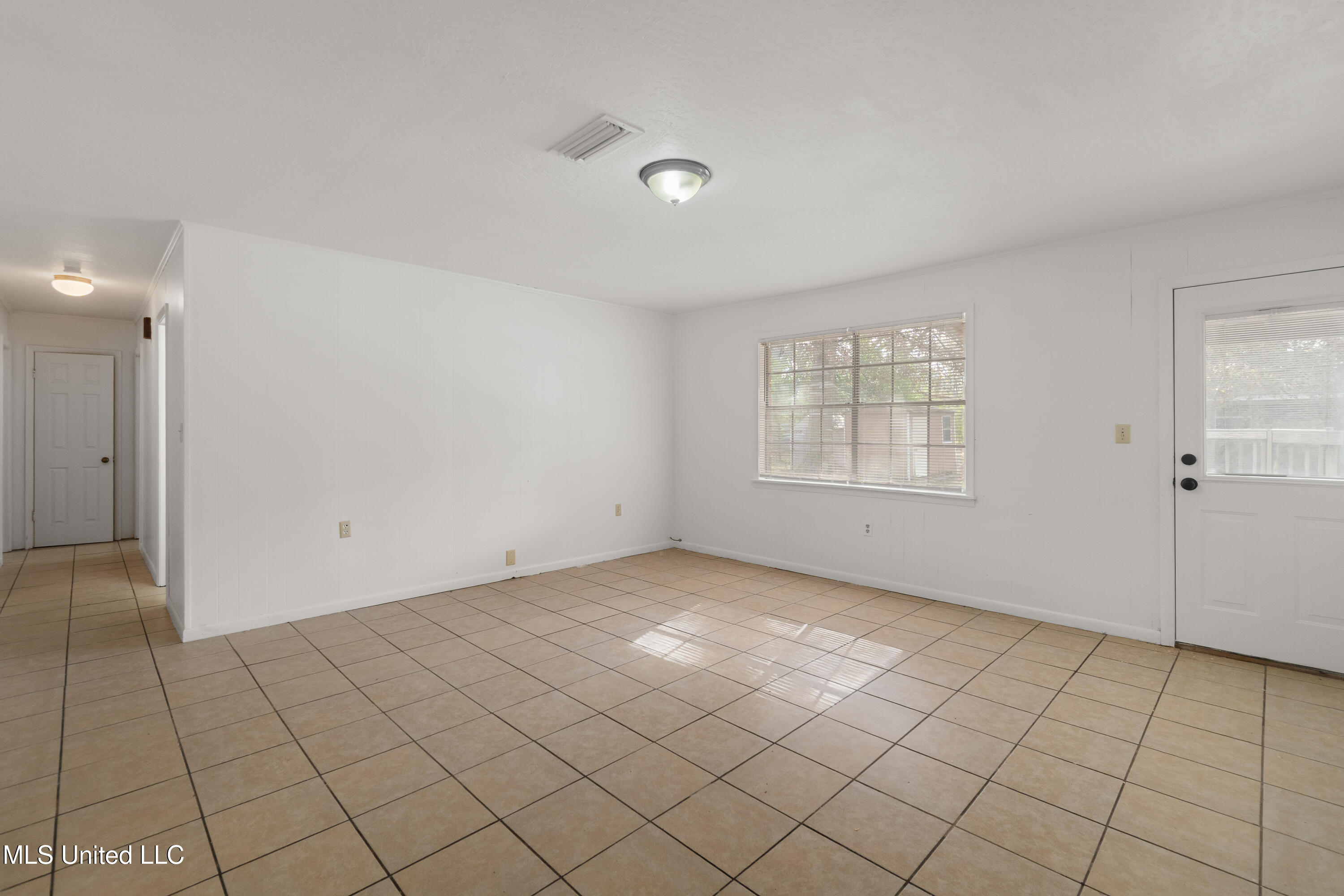 301 W Ray Drive Property Photo 4