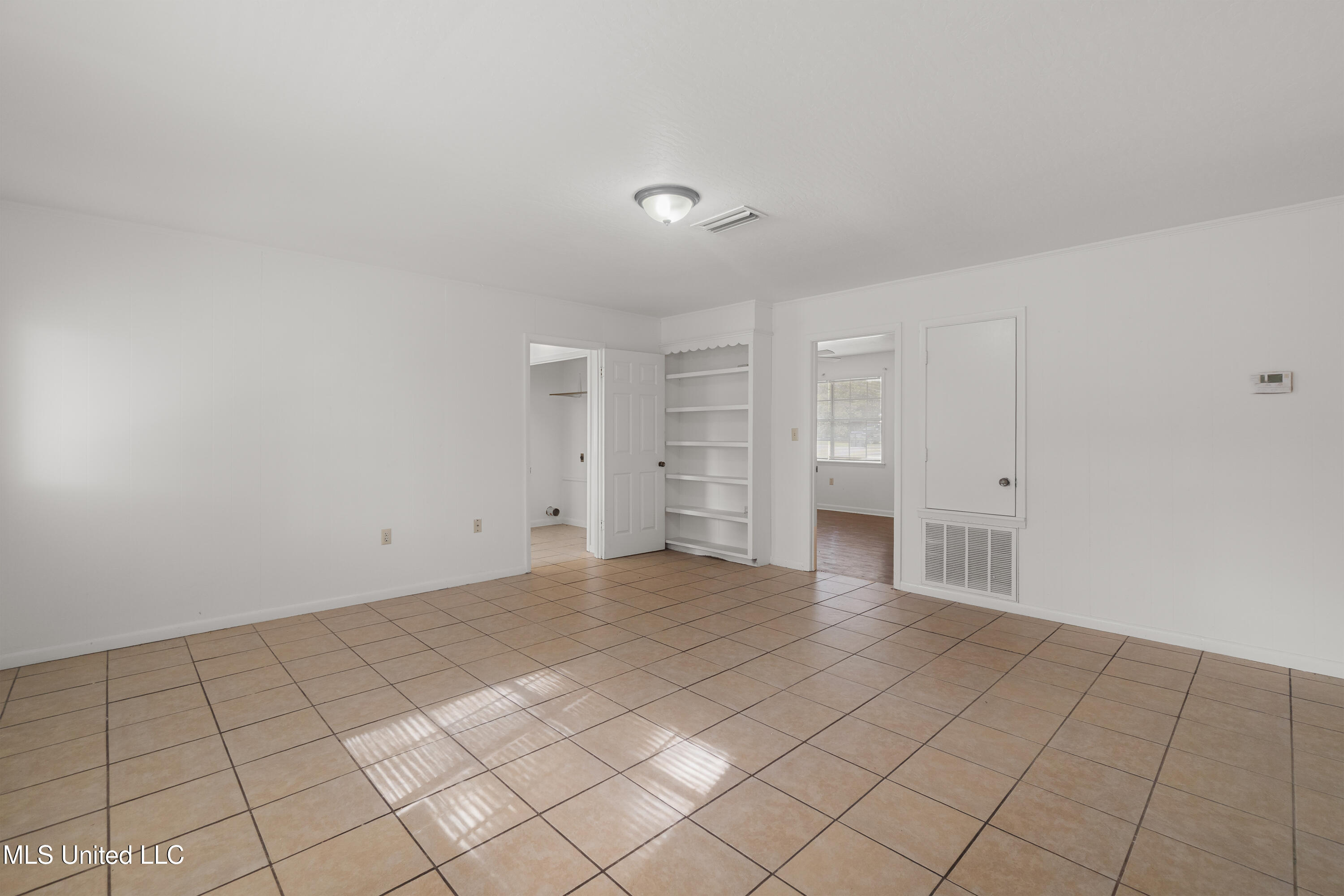 301 W Ray Drive Property Photo 5