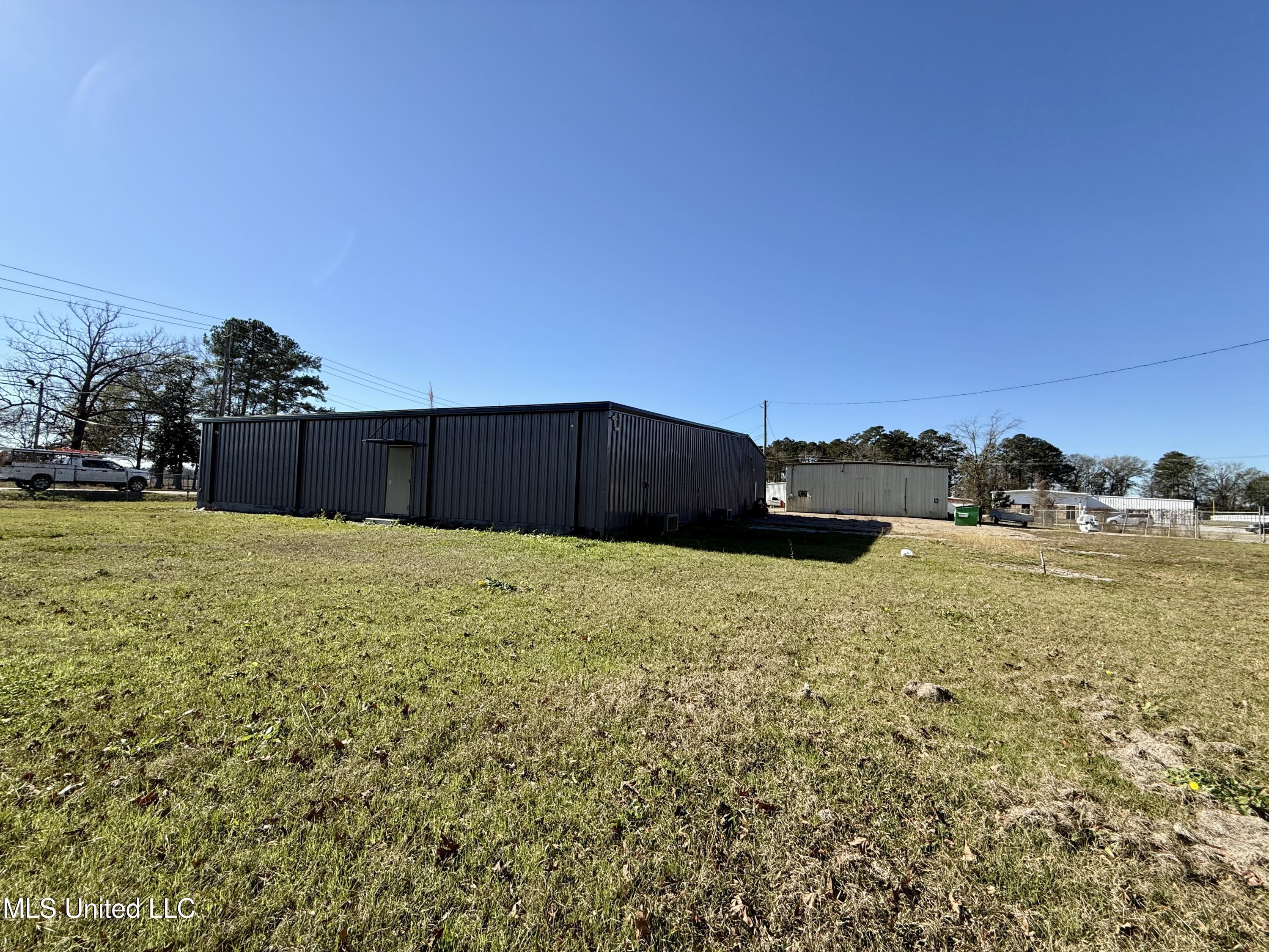 2031-2033 Ellisville Boulevard Property Photo 8