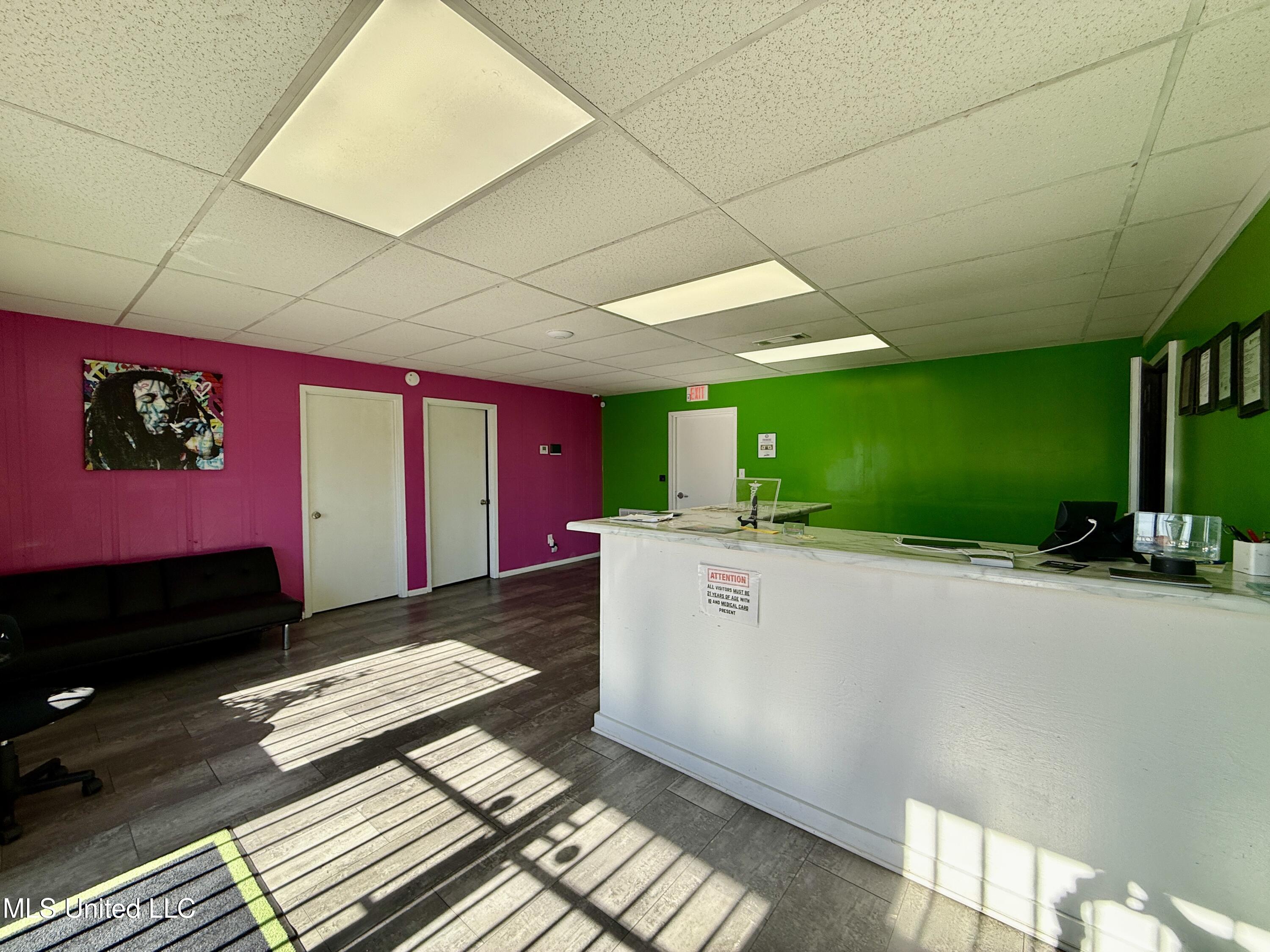 2031-2033 Ellisville Boulevard Property Photo 13