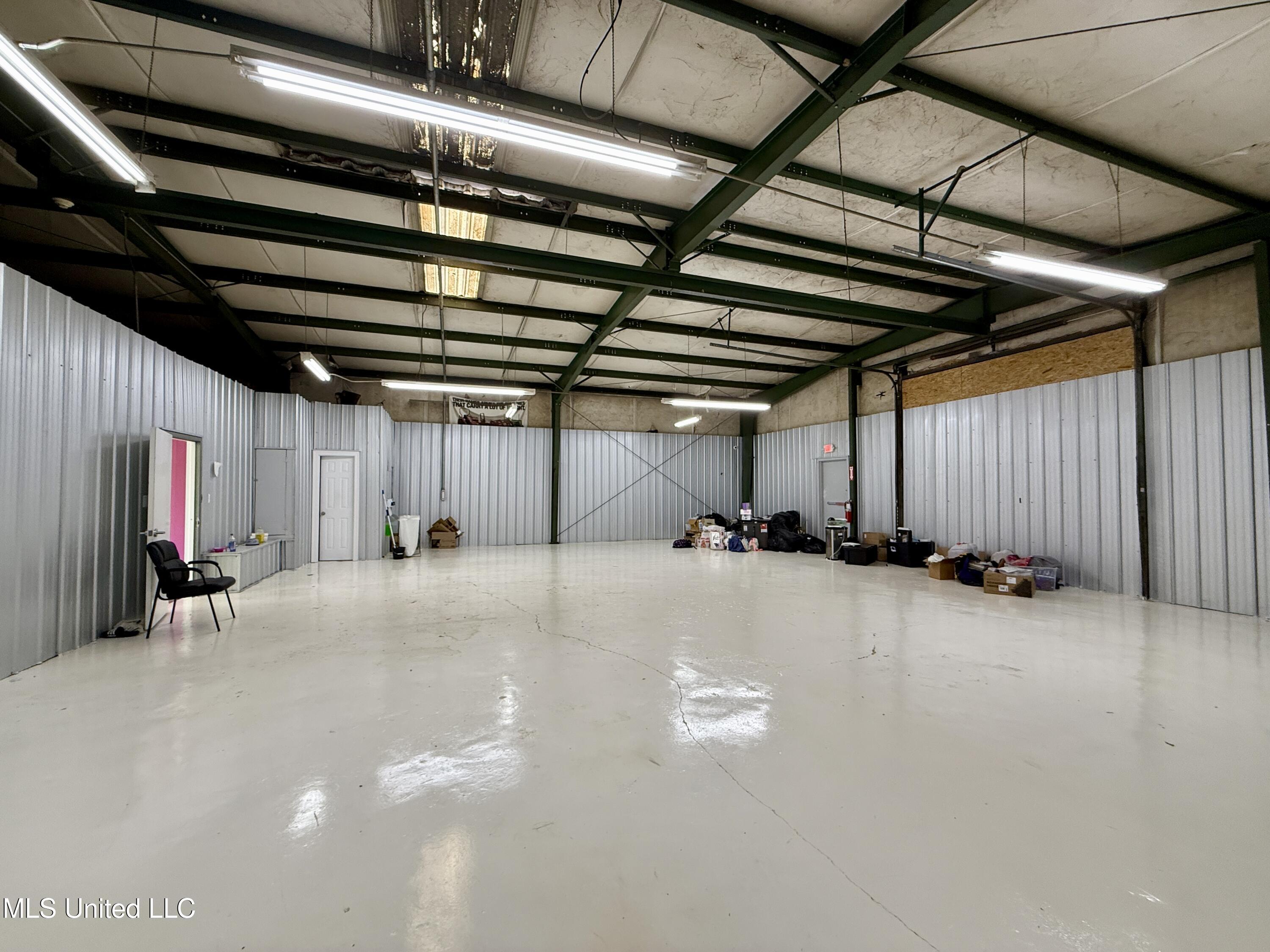 2031-2033 Ellisville Boulevard Property Photo 17