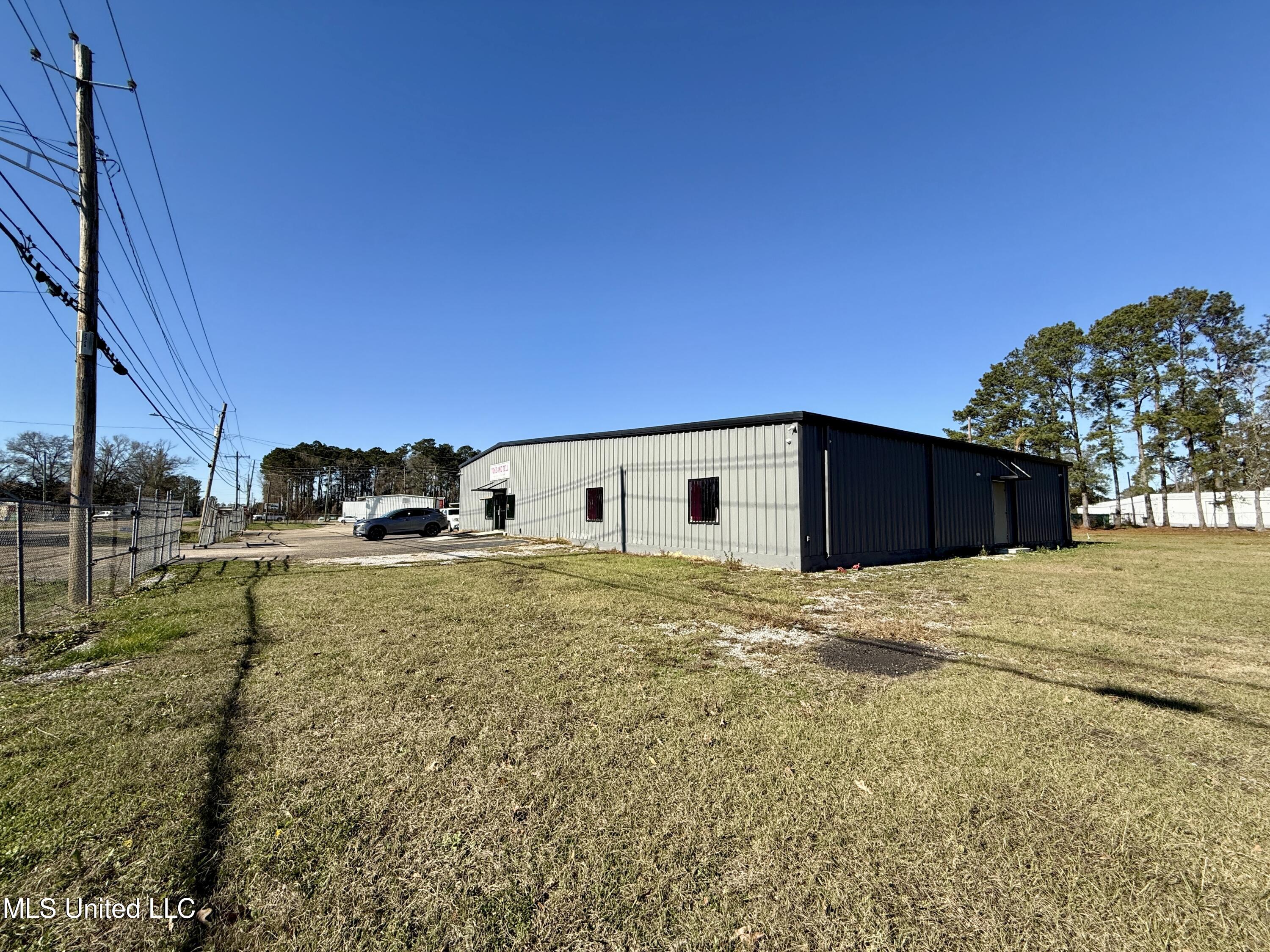 2031-2033 Ellisville Boulevard Property Photo 6