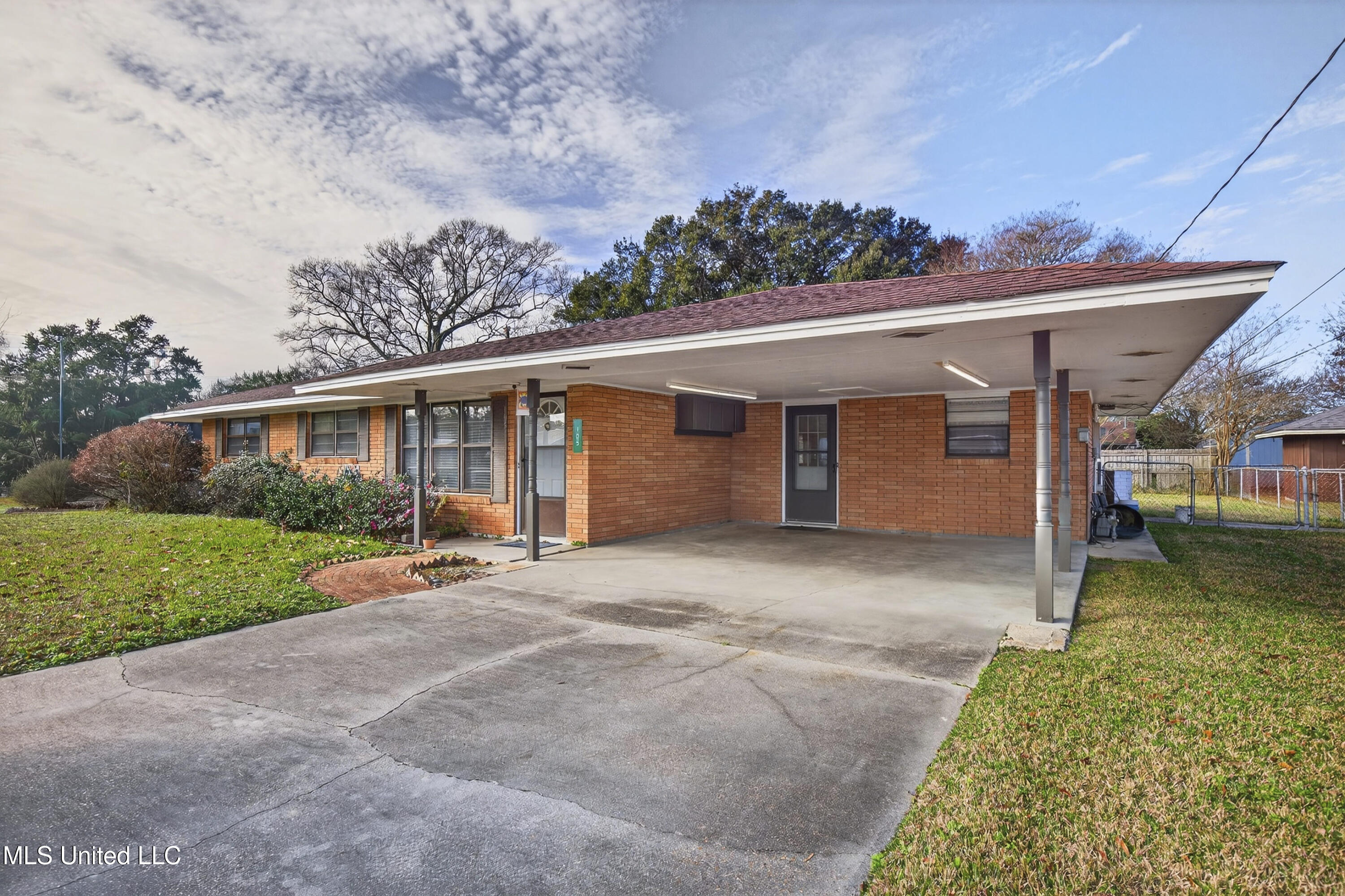 105 Suffolk Drive Property Photo 2