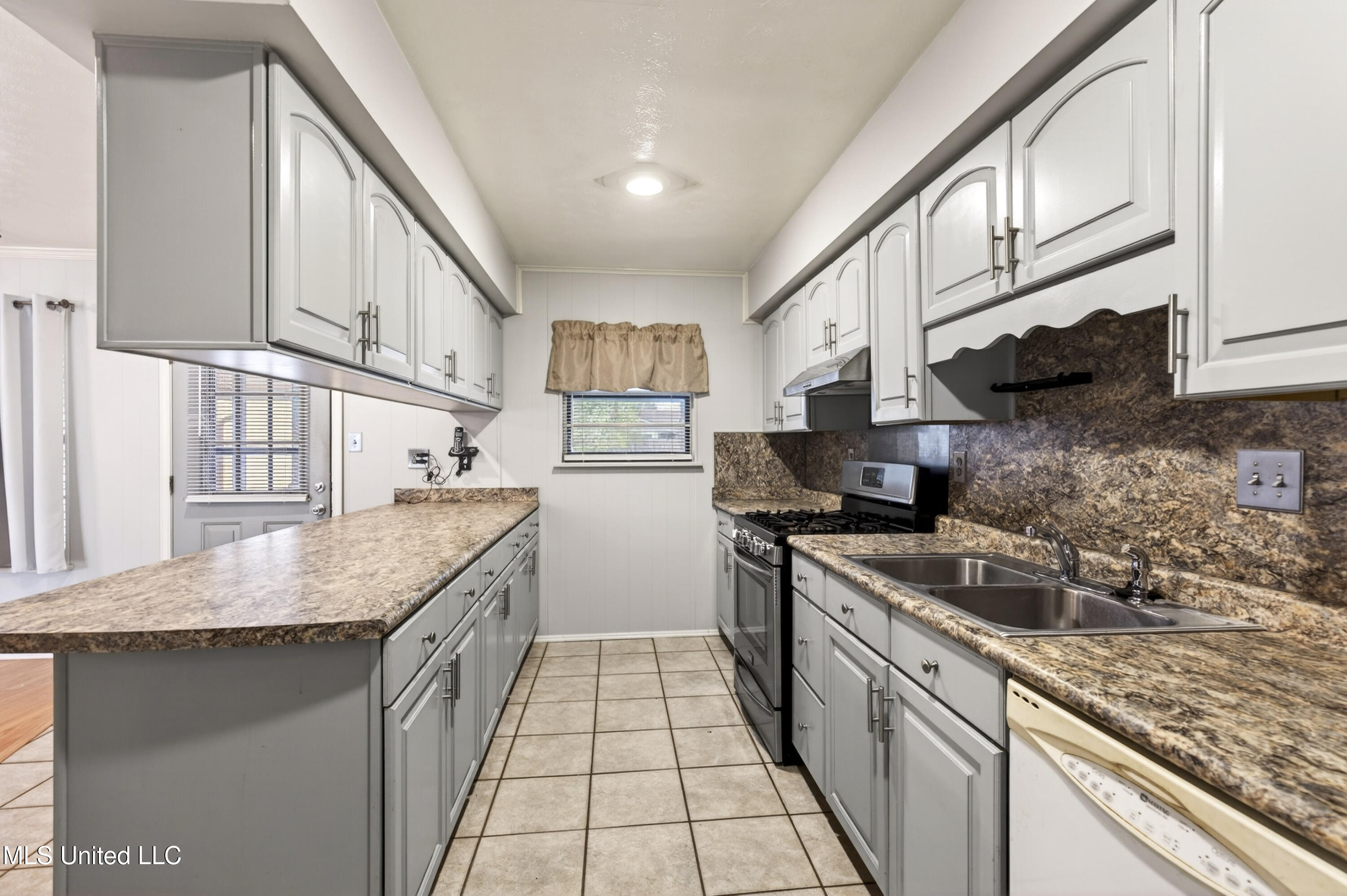 105 Suffolk Drive Property Photo 13