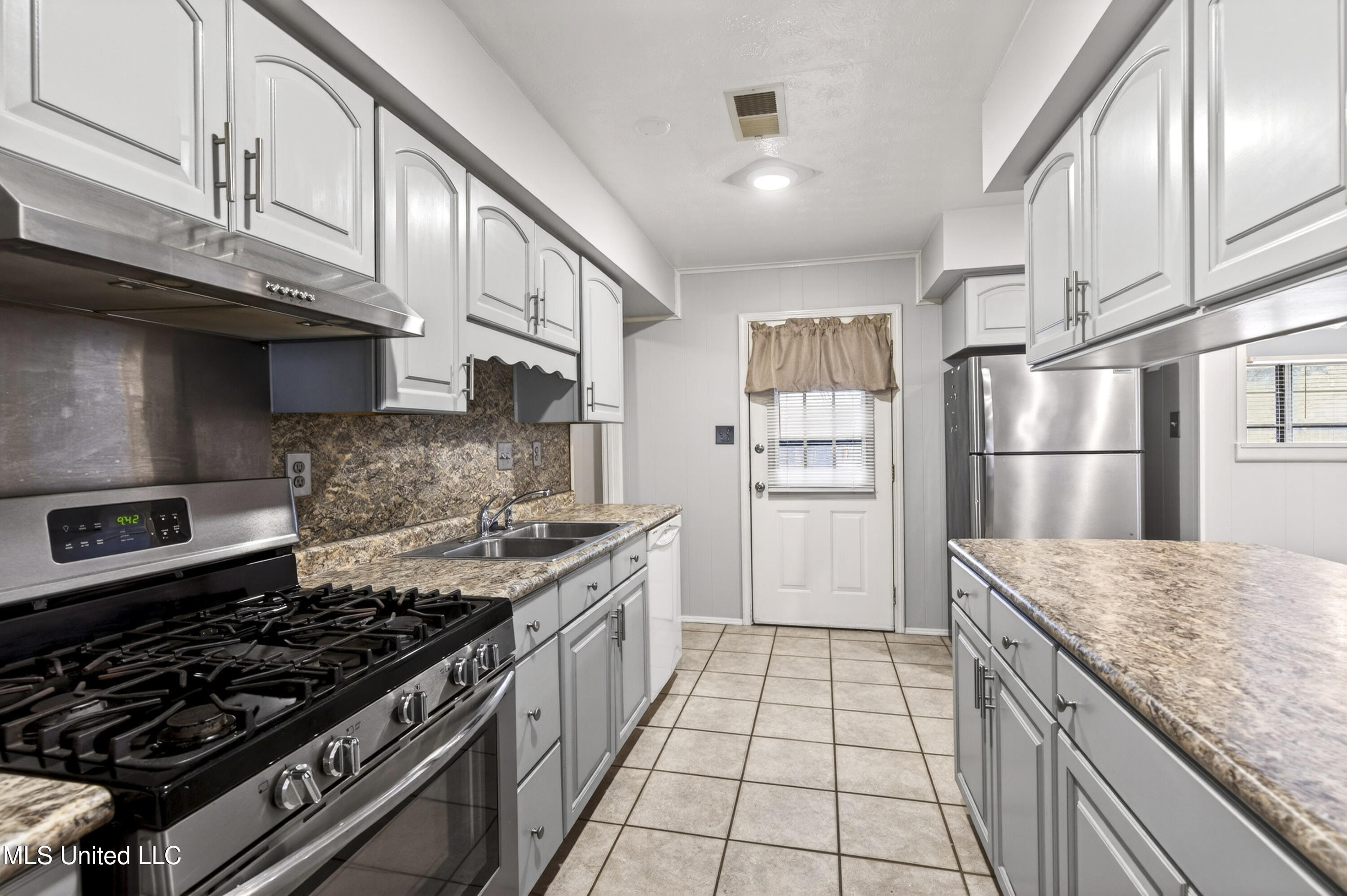 105 Suffolk Drive Property Photo 14