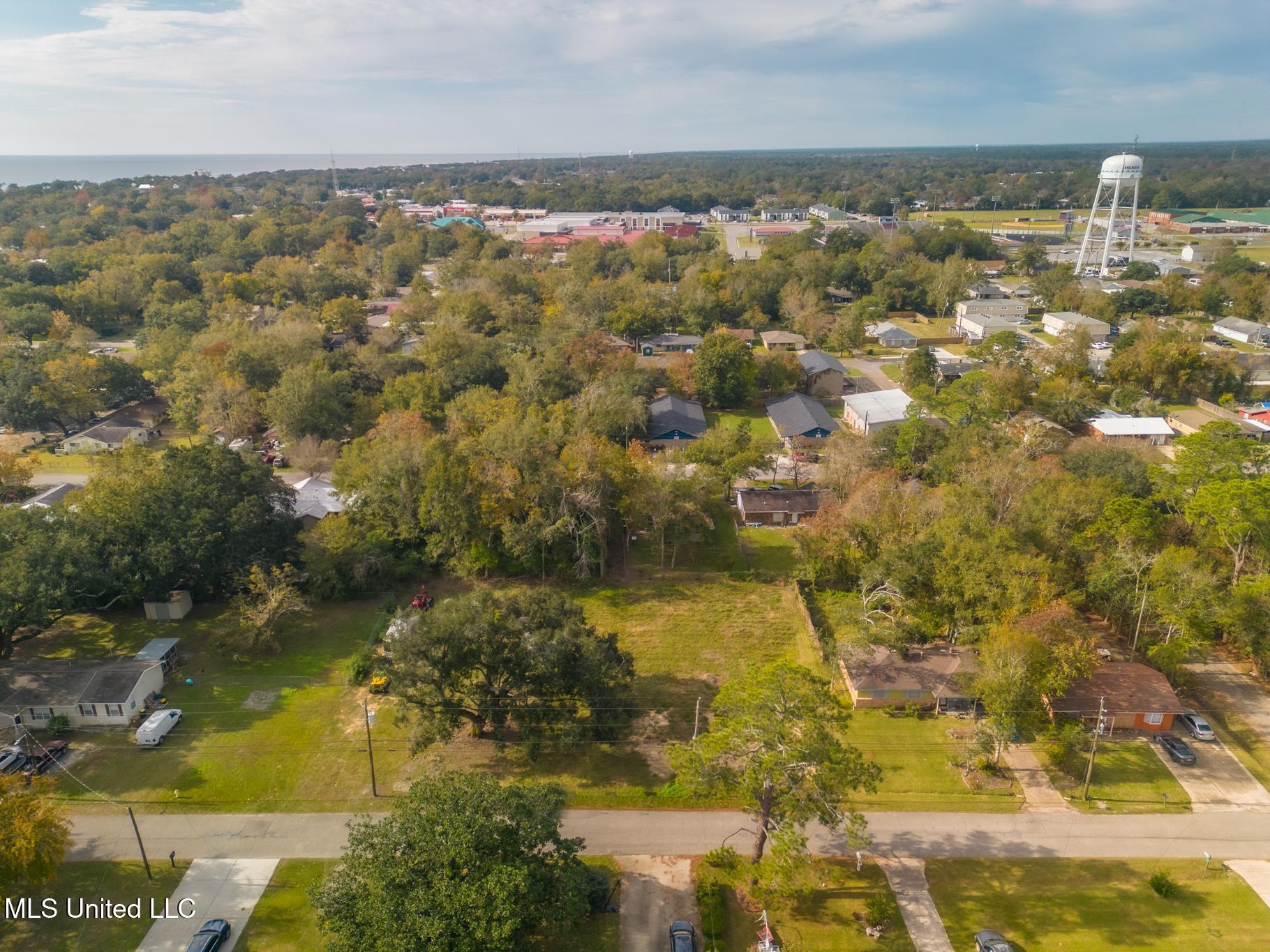 211 Gates Avenue Property Photo 2