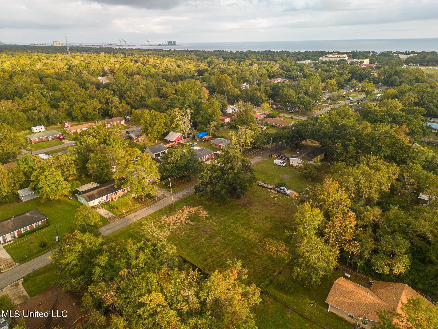211 Gates Avenue Property Photo 3