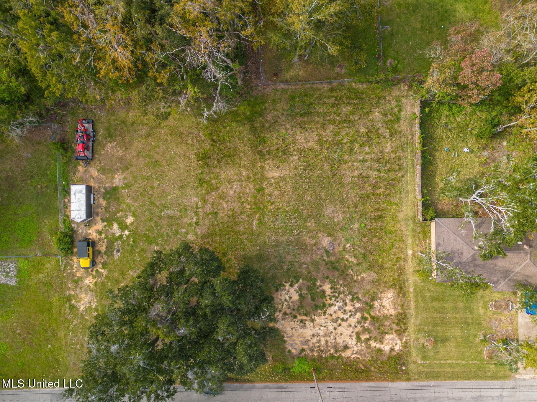 211 Gates Avenue Property Photo 6