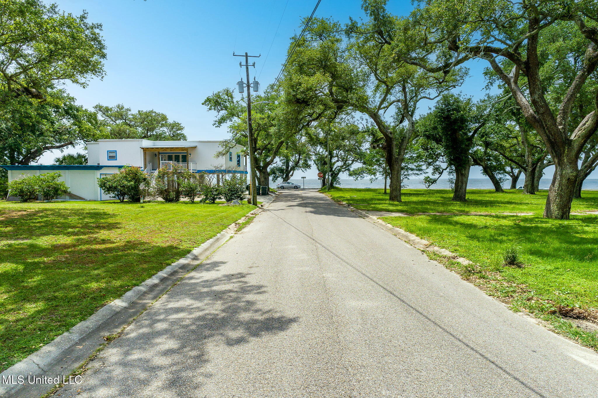 103 E Azalea Drive Property Photo 8