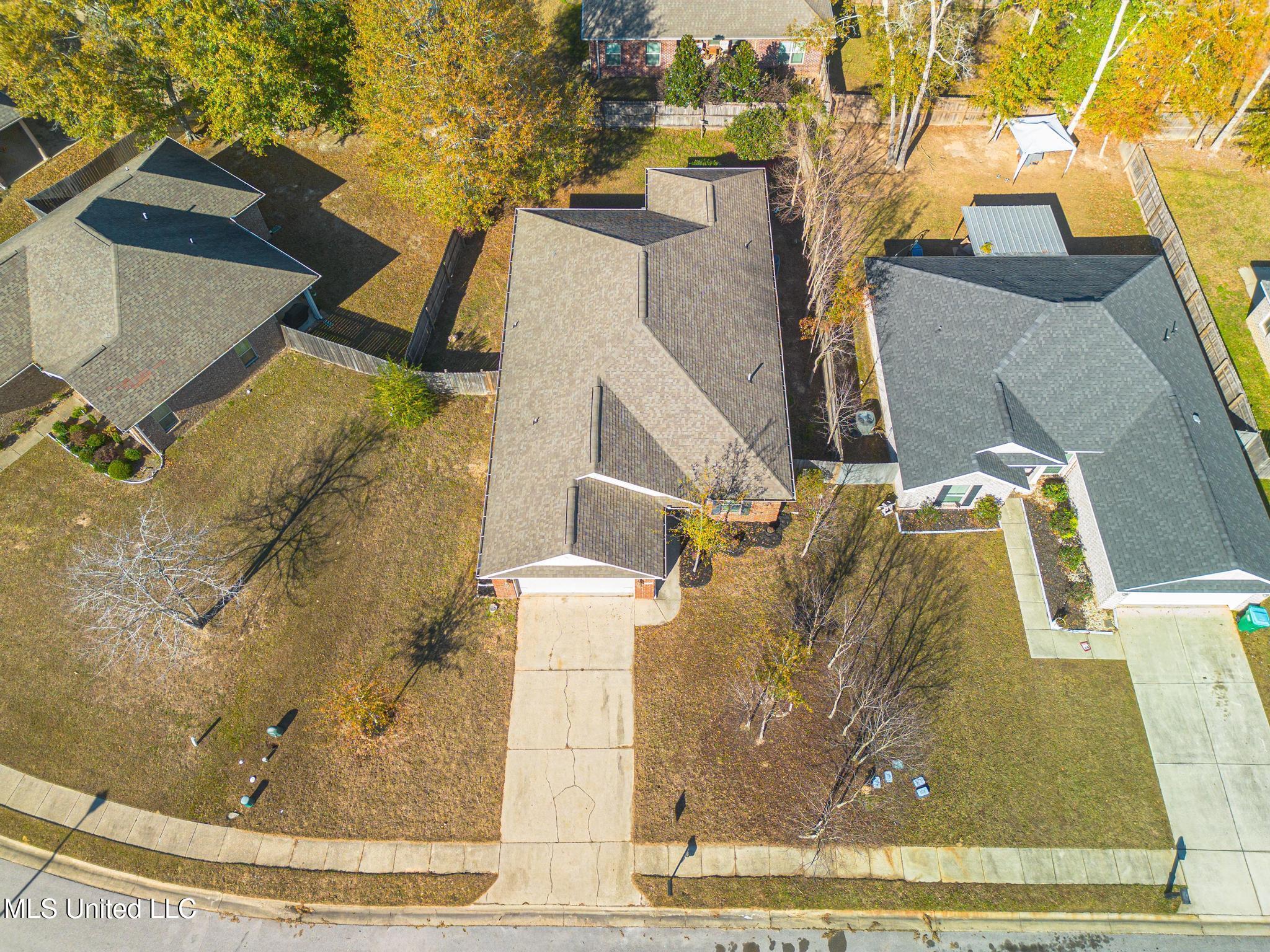 14048 Fox Hill Drive Property Photo 2