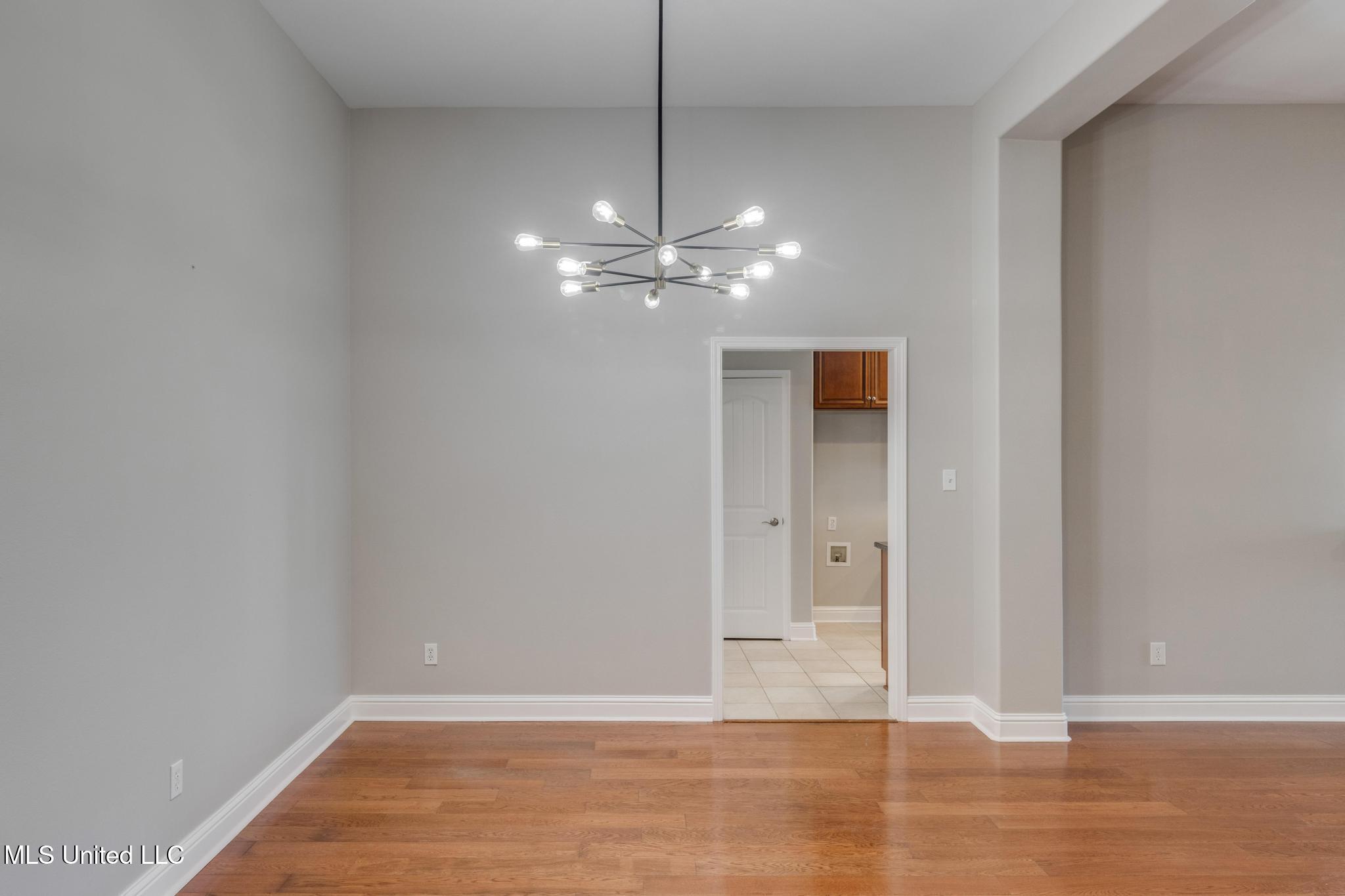 14048 Fox Hill Drive Property Photo 5