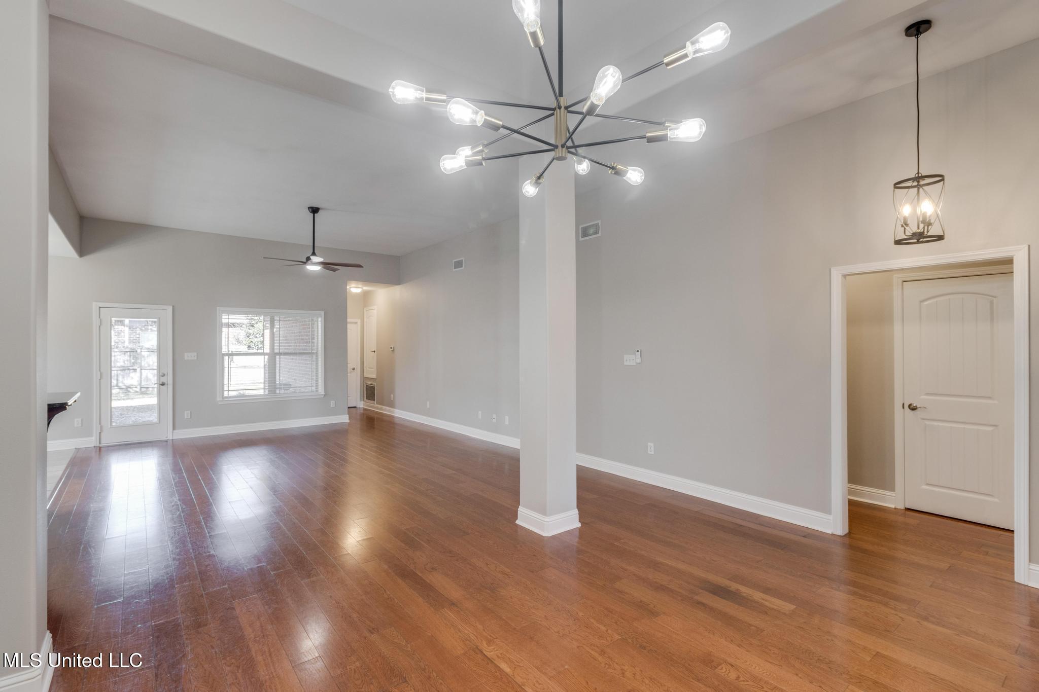 14048 Fox Hill Drive Property Photo 6