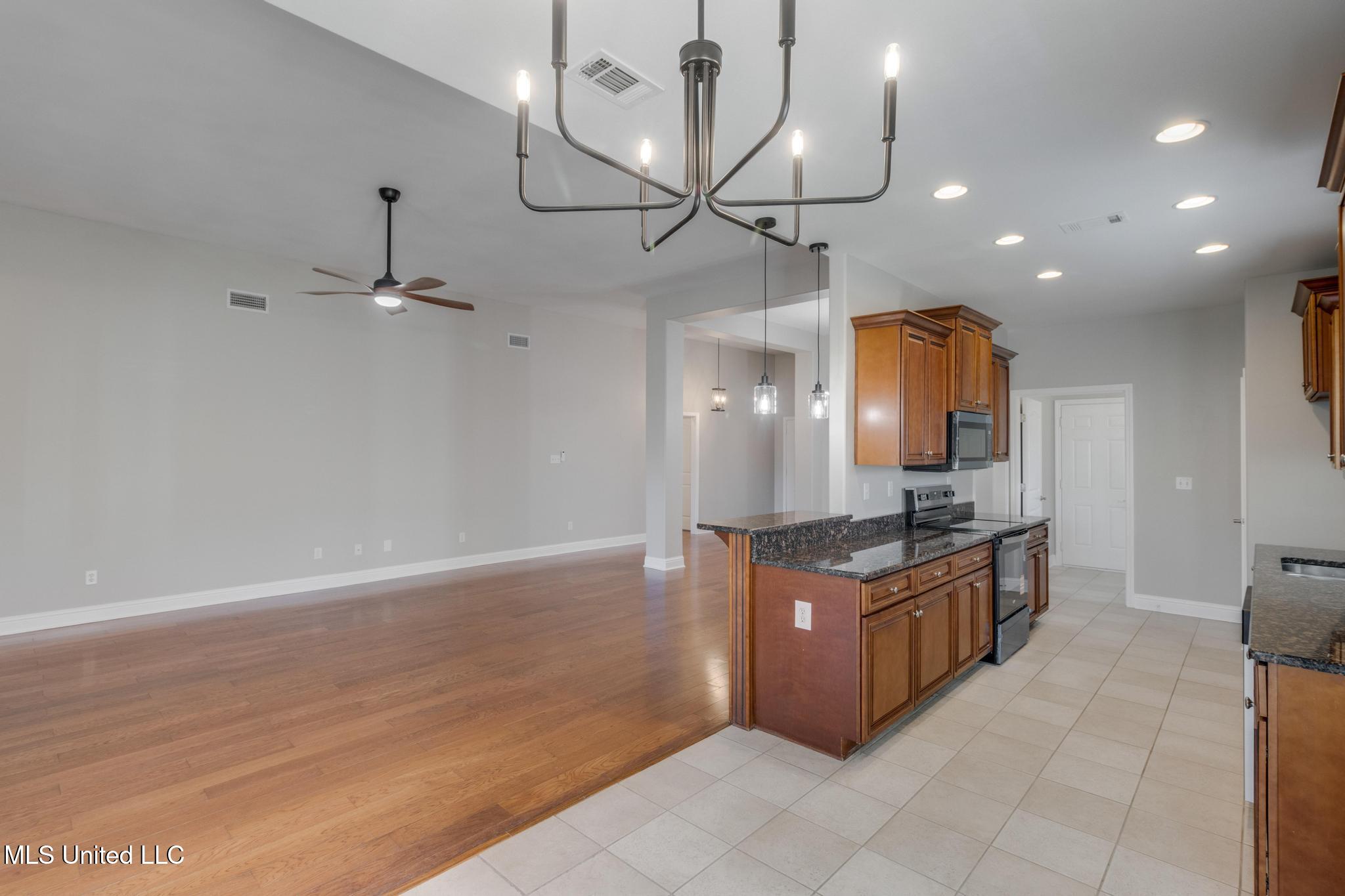 14048 Fox Hill Drive Property Photo 8