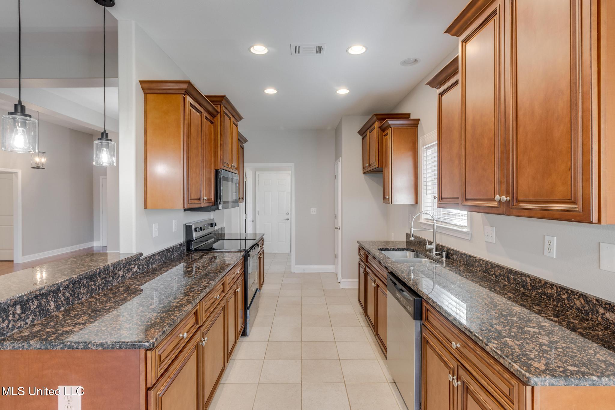 14048 Fox Hill Drive Property Photo 9