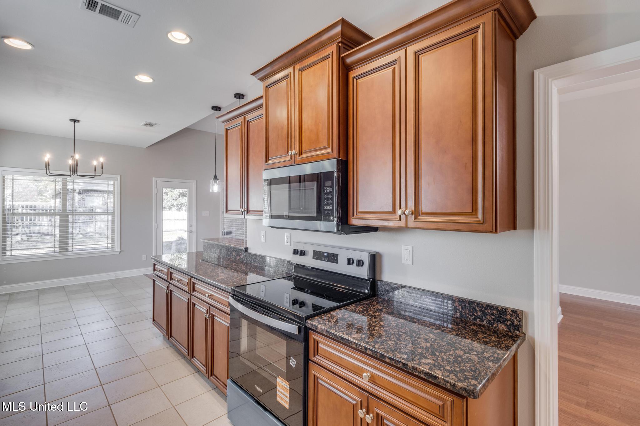 14048 Fox Hill Drive Property Photo 10
