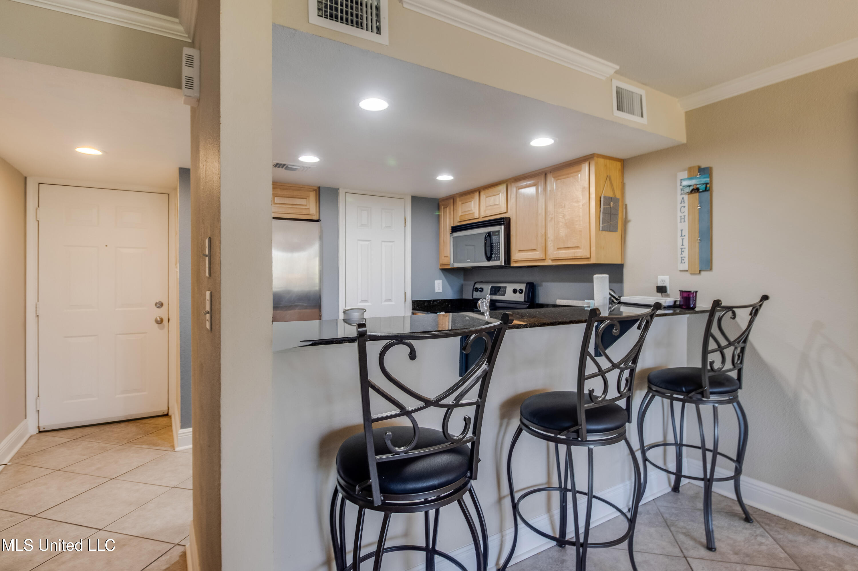 2046 Beach Boulevard Property Photo 3