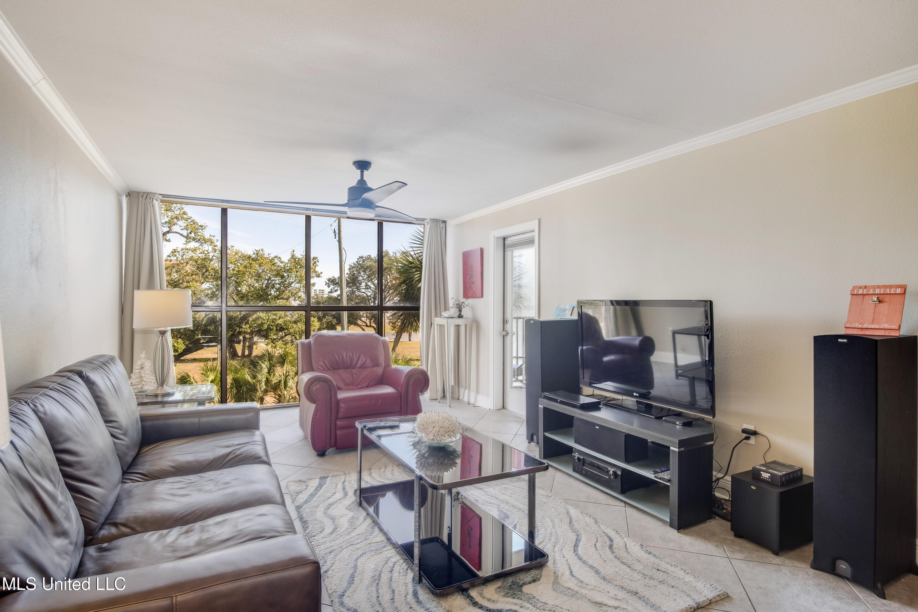 2046 Beach Boulevard Property Photo 7