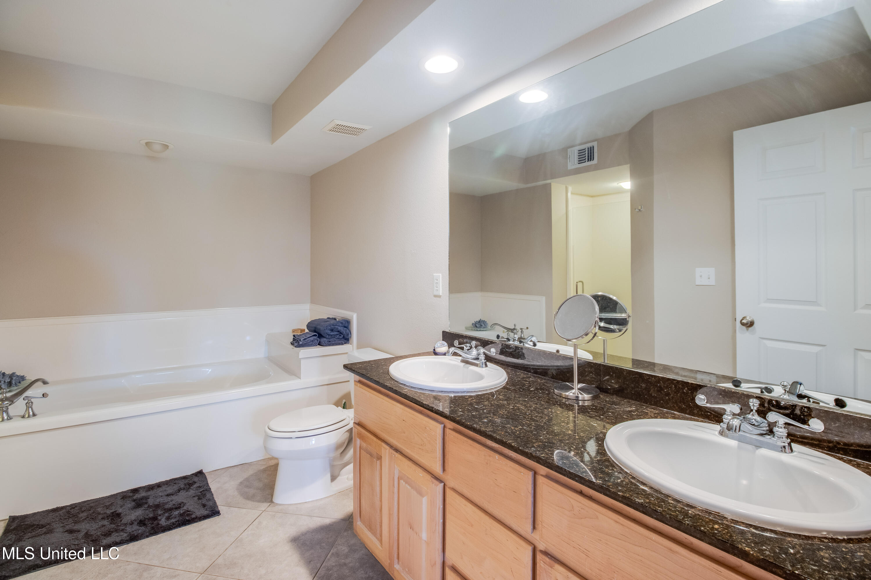 2046 Beach Boulevard Property Photo 12