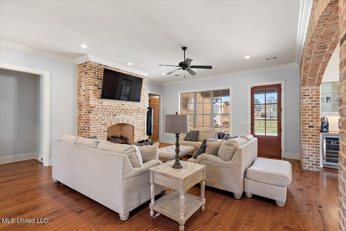 213 S Woodcreek Road Property Photo 6