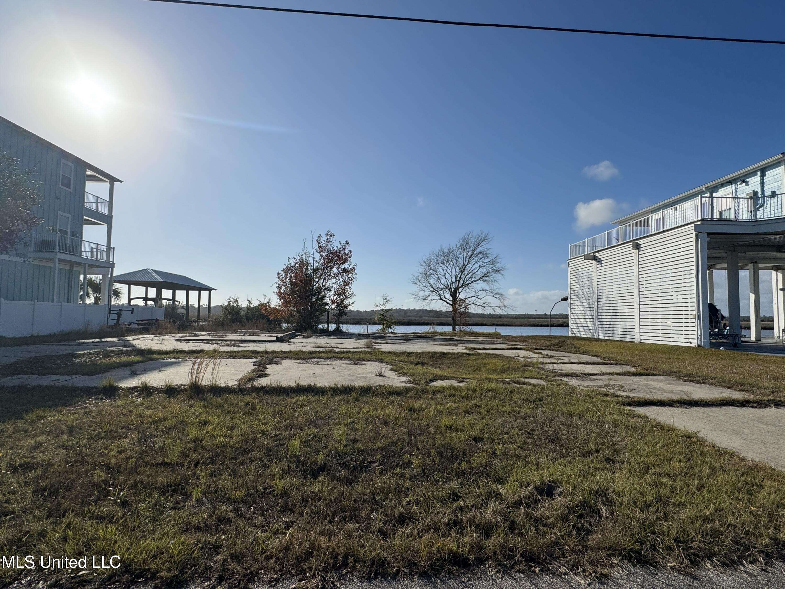 10187 S River Drive Property Photo 8